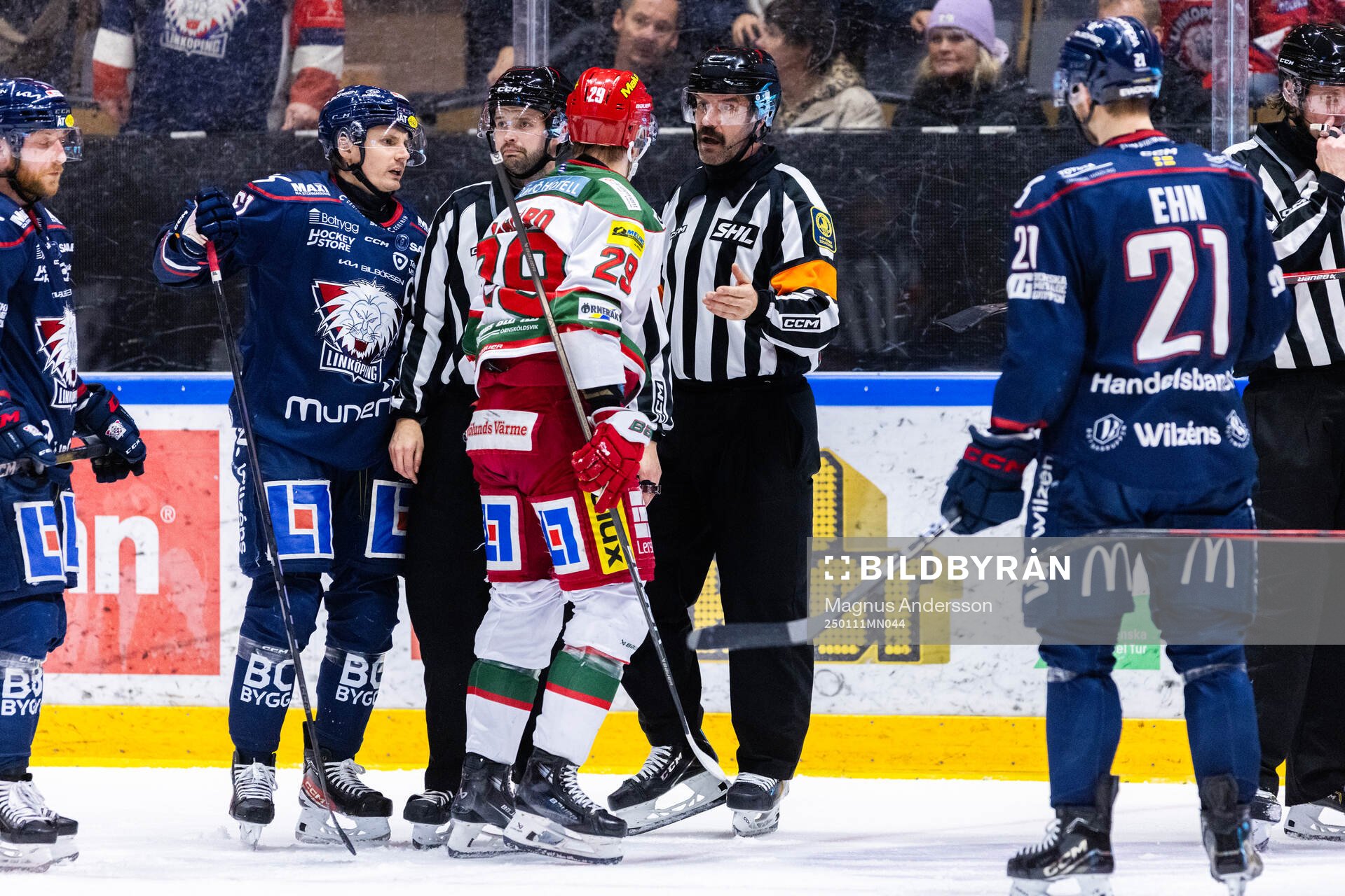 Linköpings Markus Ljungh och Modos Mikkel Aagaard i samtal