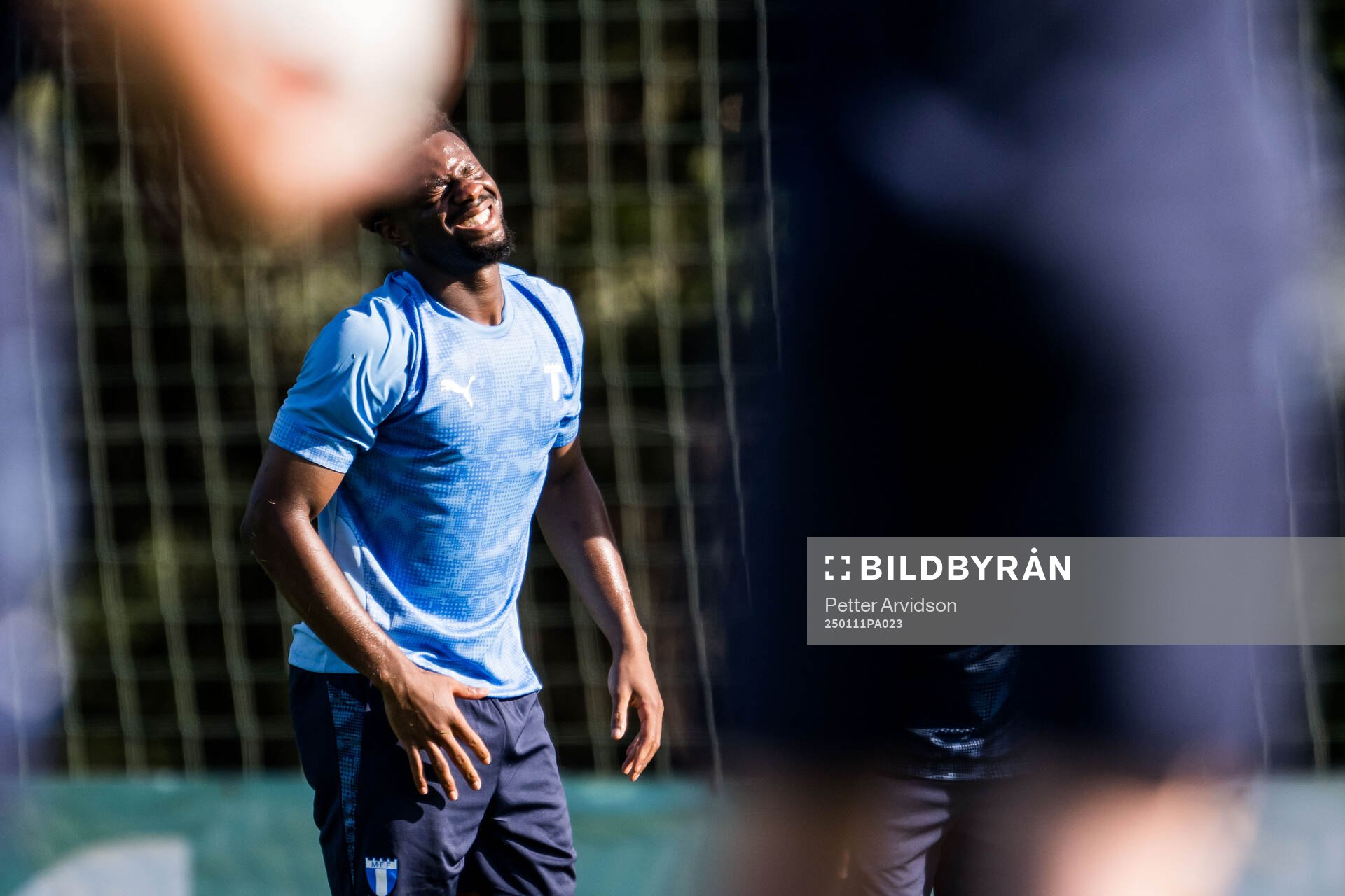 Malmö FFs Emmanuel Ekong har ont