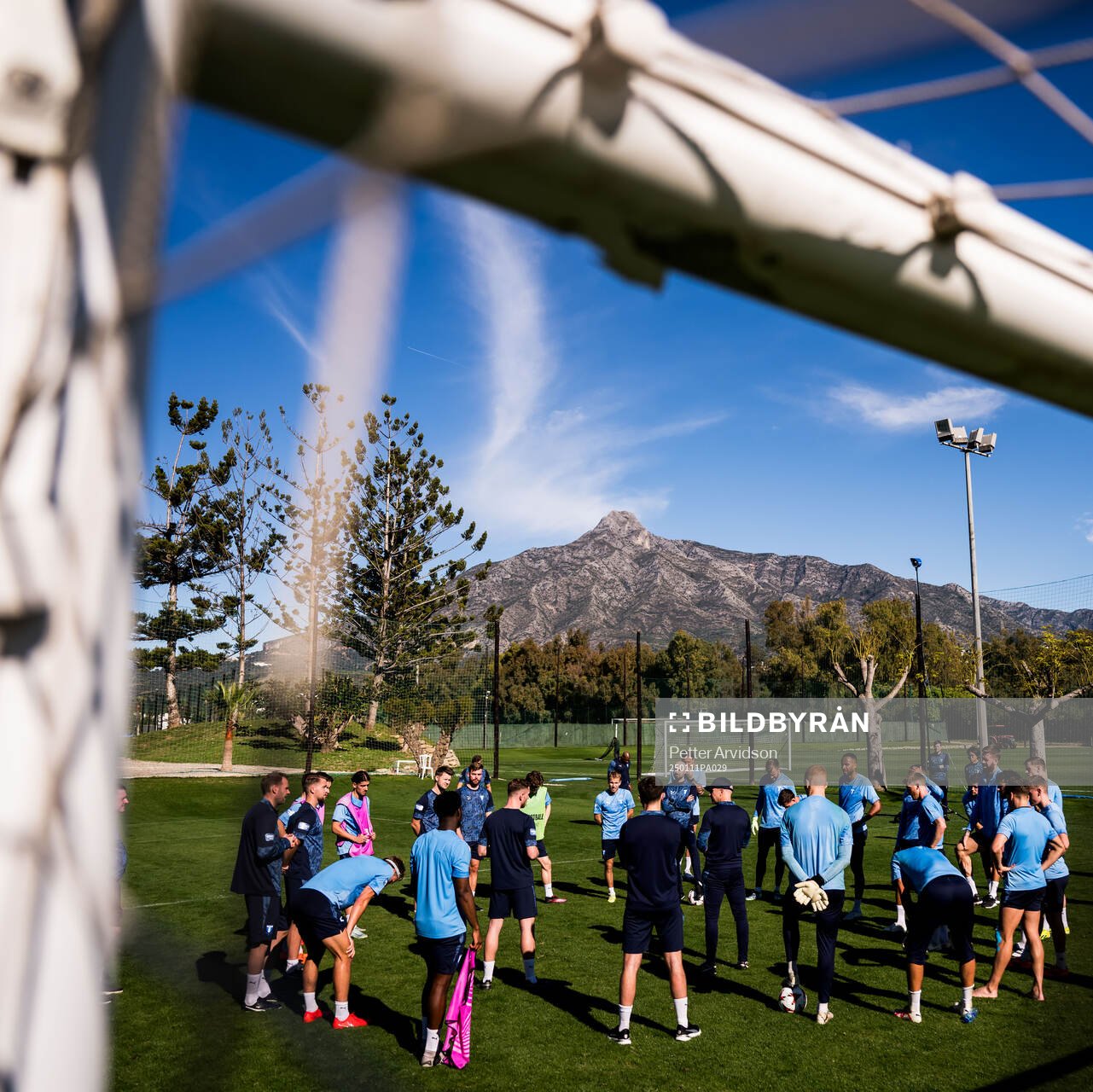 Malmö FFs tränare Henrik Rydström har genomgång under en fotbollsträning med Malmö FF den 11 januari 2025 i Puerto Banus. 