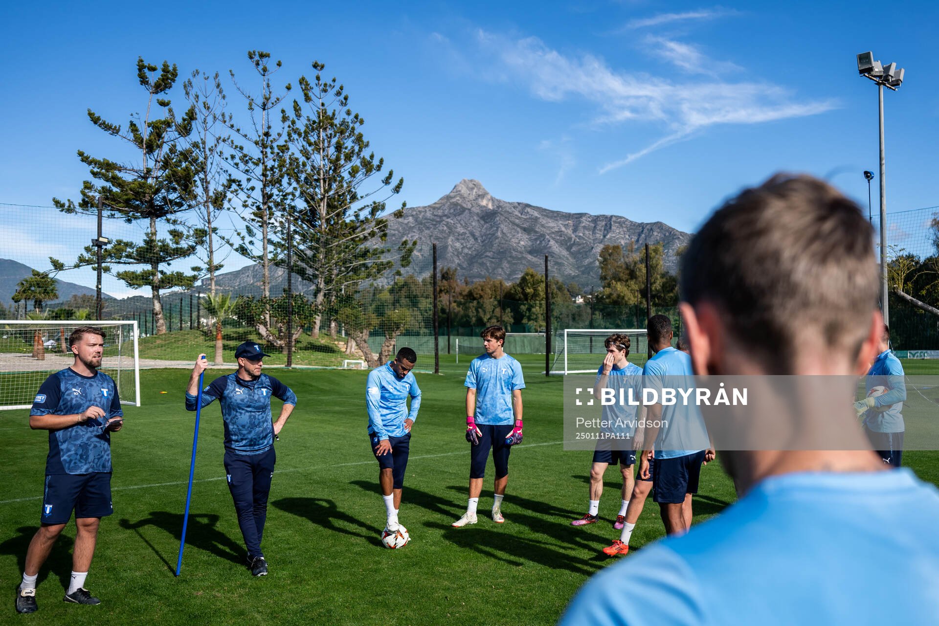 Assisterande tränare Theodor Olsson och tränare Henrik Rydström har genomgång under en fotbollsträning med Malmö FF den 11 januari 2025 i Puerto Banus.