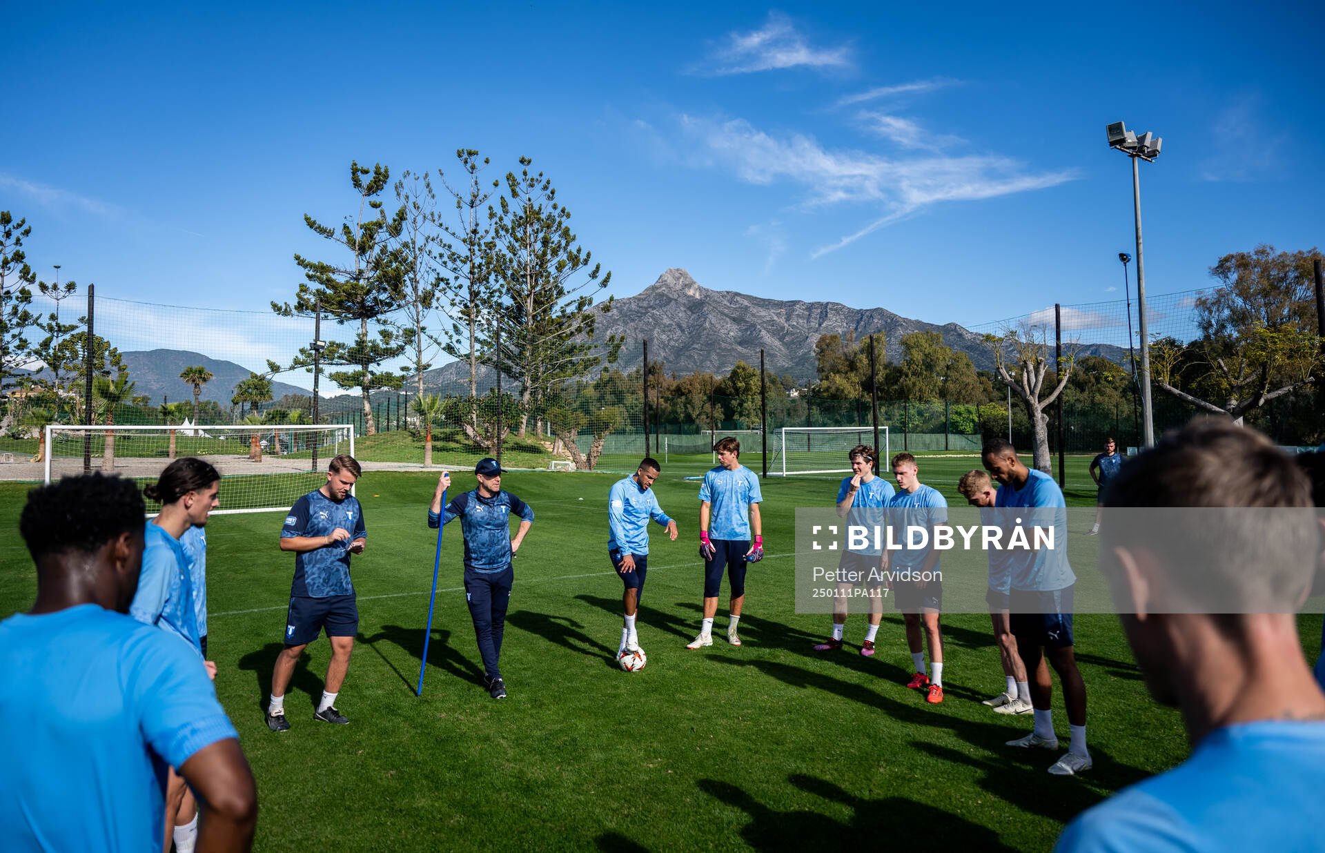 Tränare Henrik Rydström har genomgång under en fotbollsträning med Malmö FF den 11 januari 2025 i Puerto Banus. 