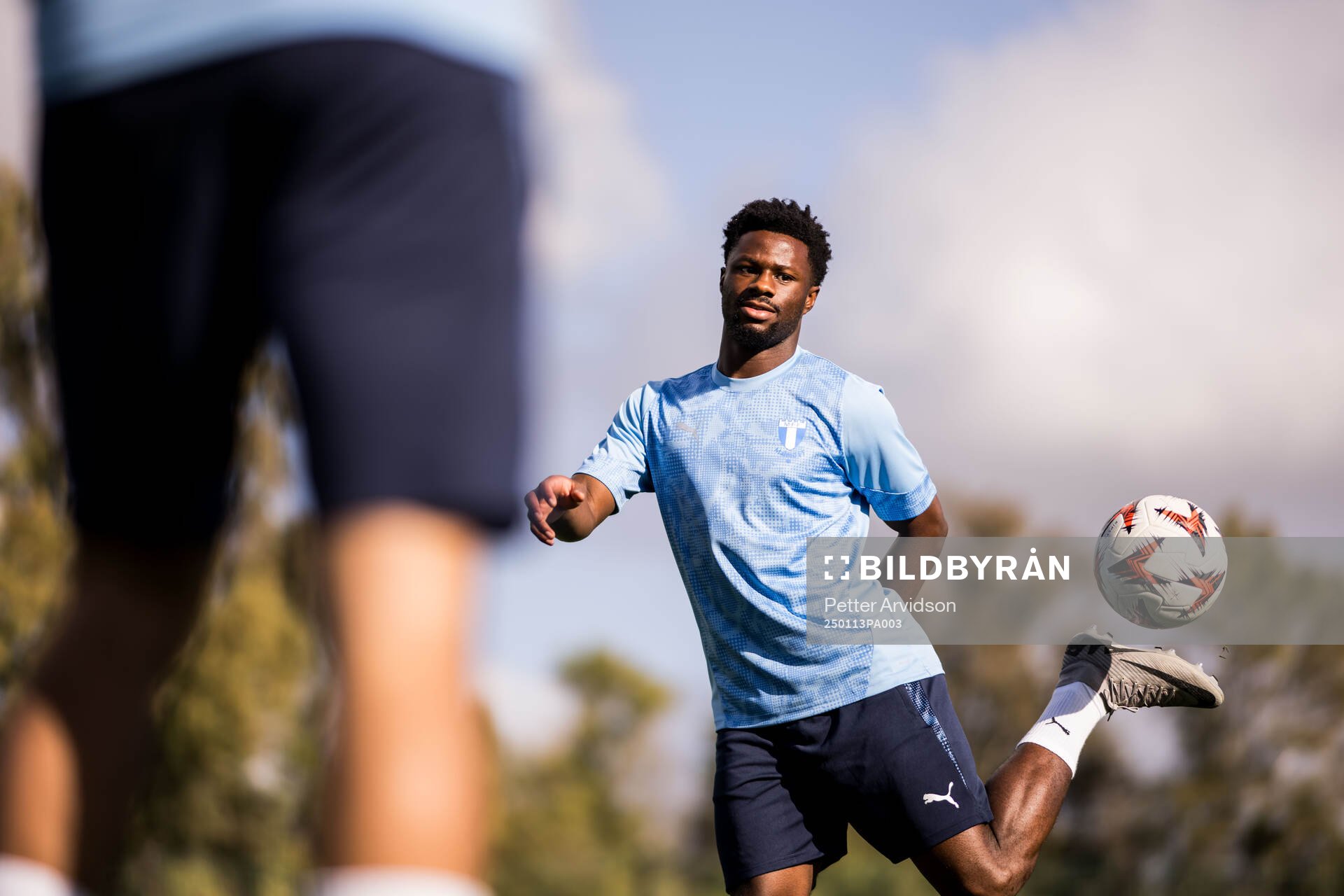 Malmö FFs Emmanuel Ekong under en fotbollsträning med Malmö FF den 13 januari 2025 i Puerto Banus. 