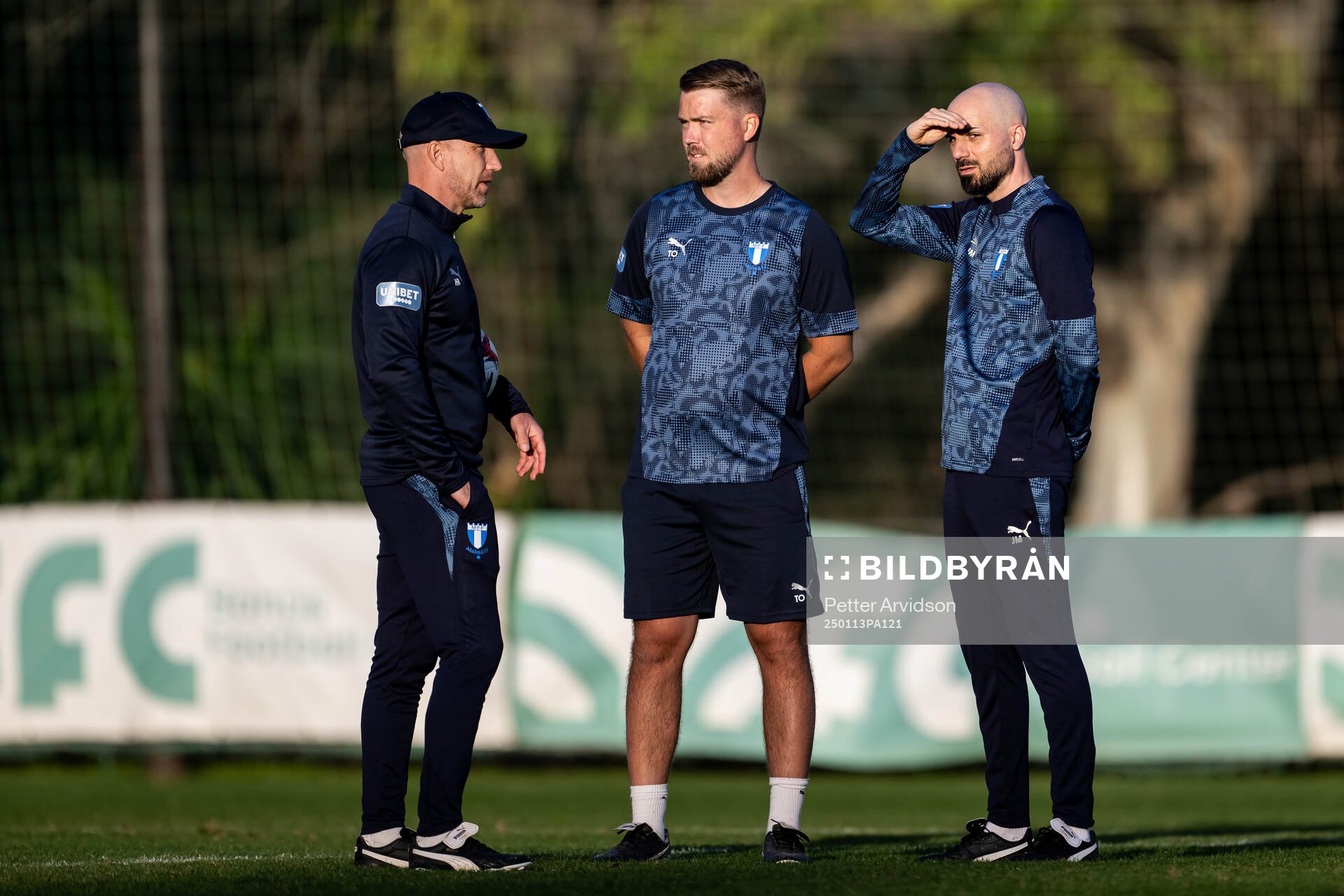 Tränare Henrik Rydström, assisterande tränare Theodor Olsson och assisterande tränare Julián Marin Bazalo under en fotbollsträning med Malmö FF den 13 januari 2025 i Puerto Banus.