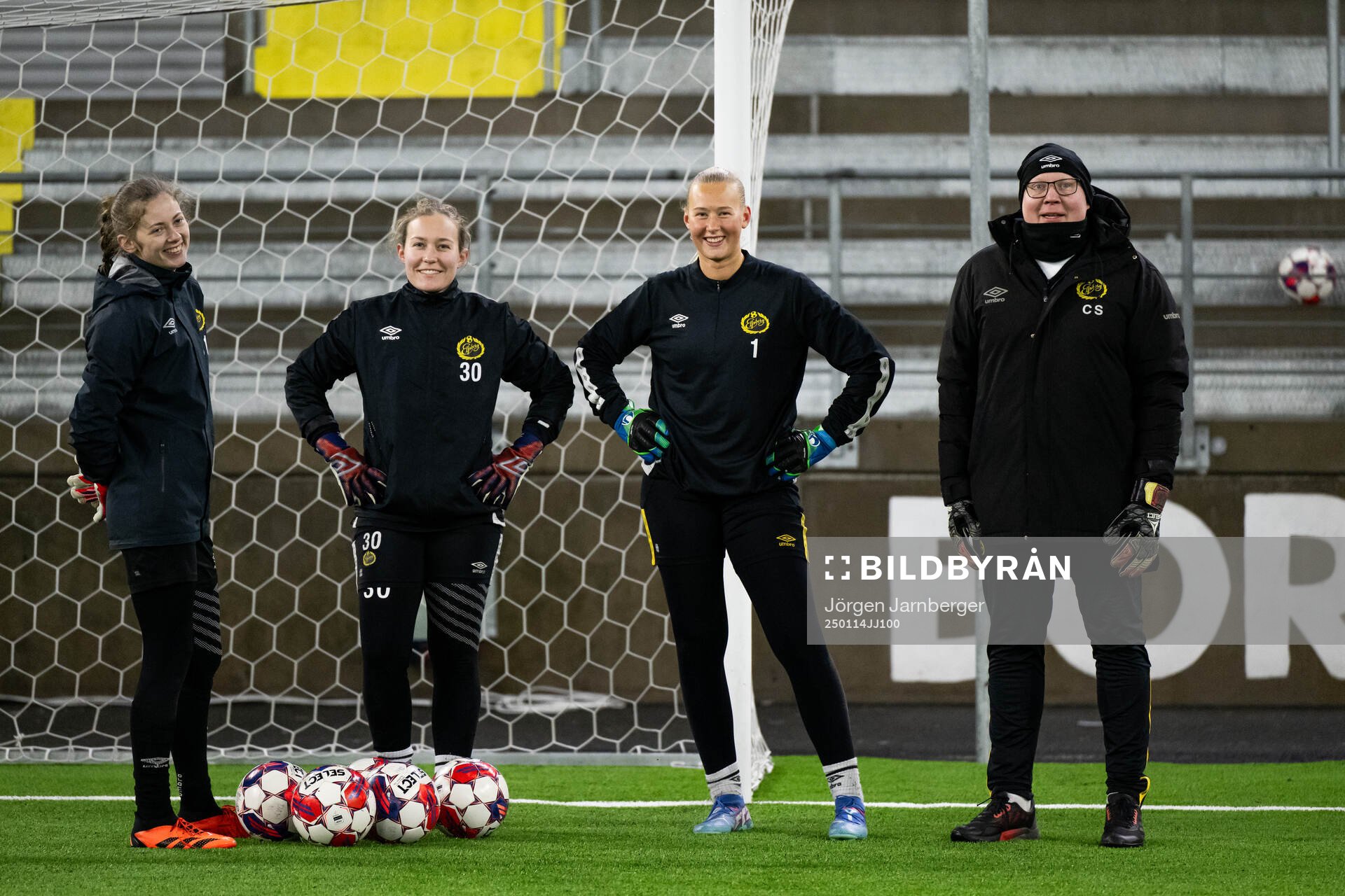 Målvakterna Marlen Katharina Kelm, Lisa Högmark, Tilda Torstensson och målvaktstränare Carl Slotte under en träning med Elfsborg den 14 januari 2025 i Borås.