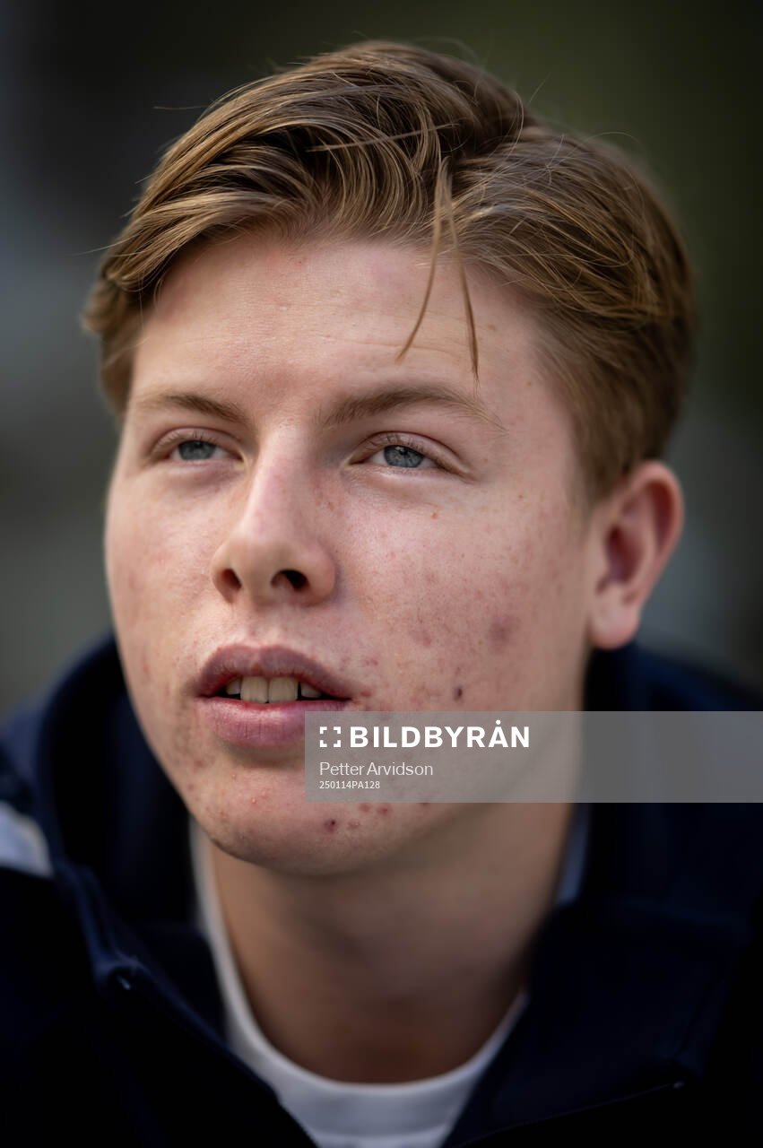 Nils Zätterström intervjuas under ett träningsläger med Malmö FF den 14 januari 2025 i Puerto Banus. 