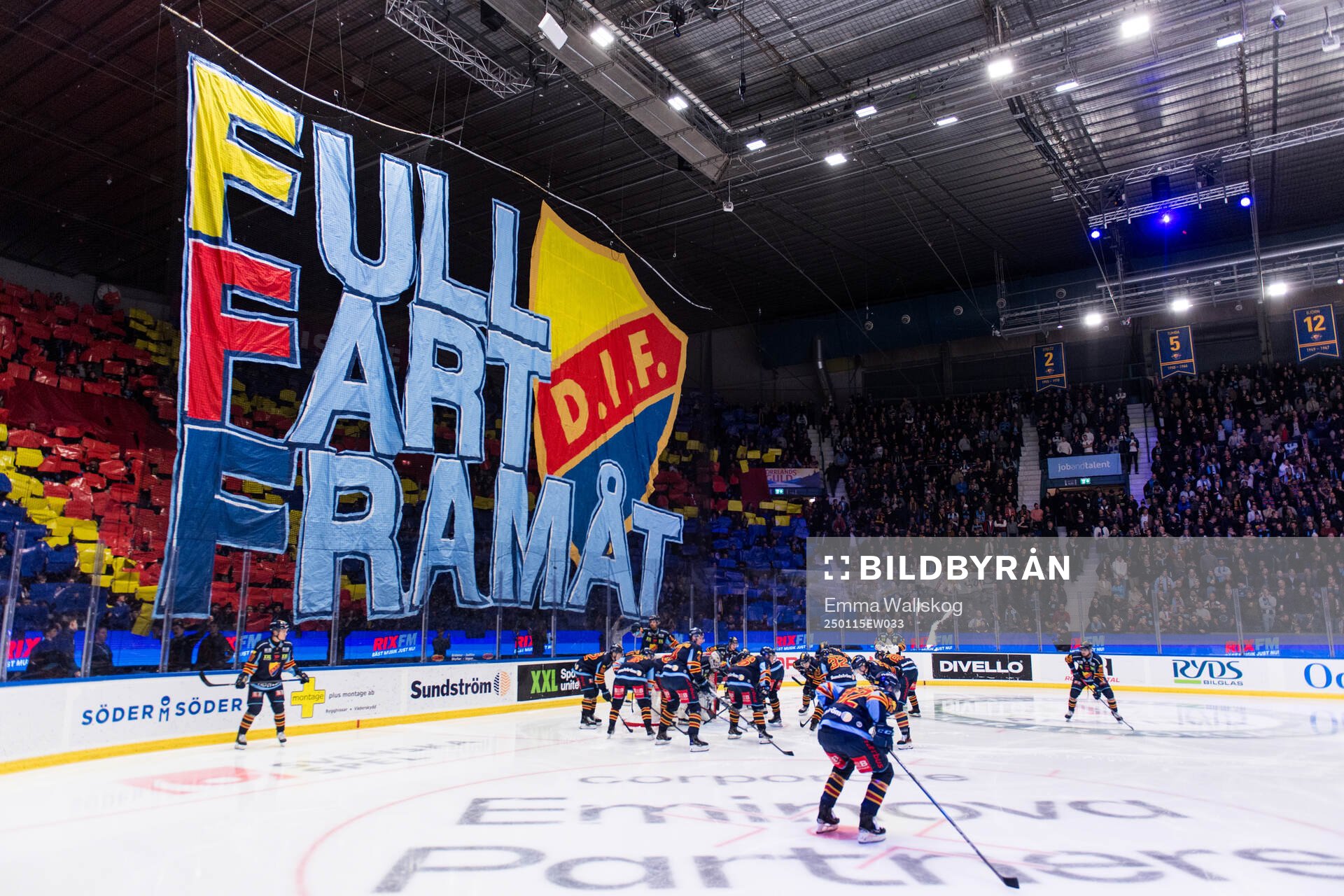 Djurgårdens spelare samlas framför supportrarna