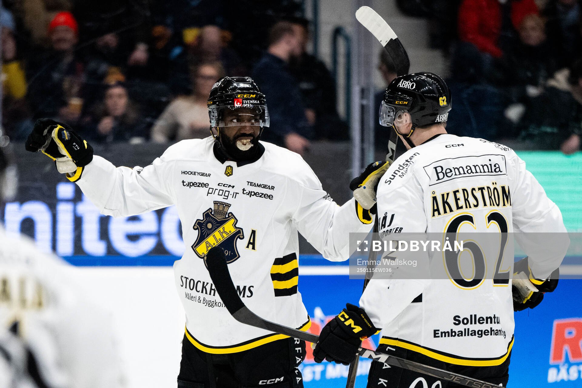 AIKs Daniel Muzito Bagenda jublar med Simon Åkerström