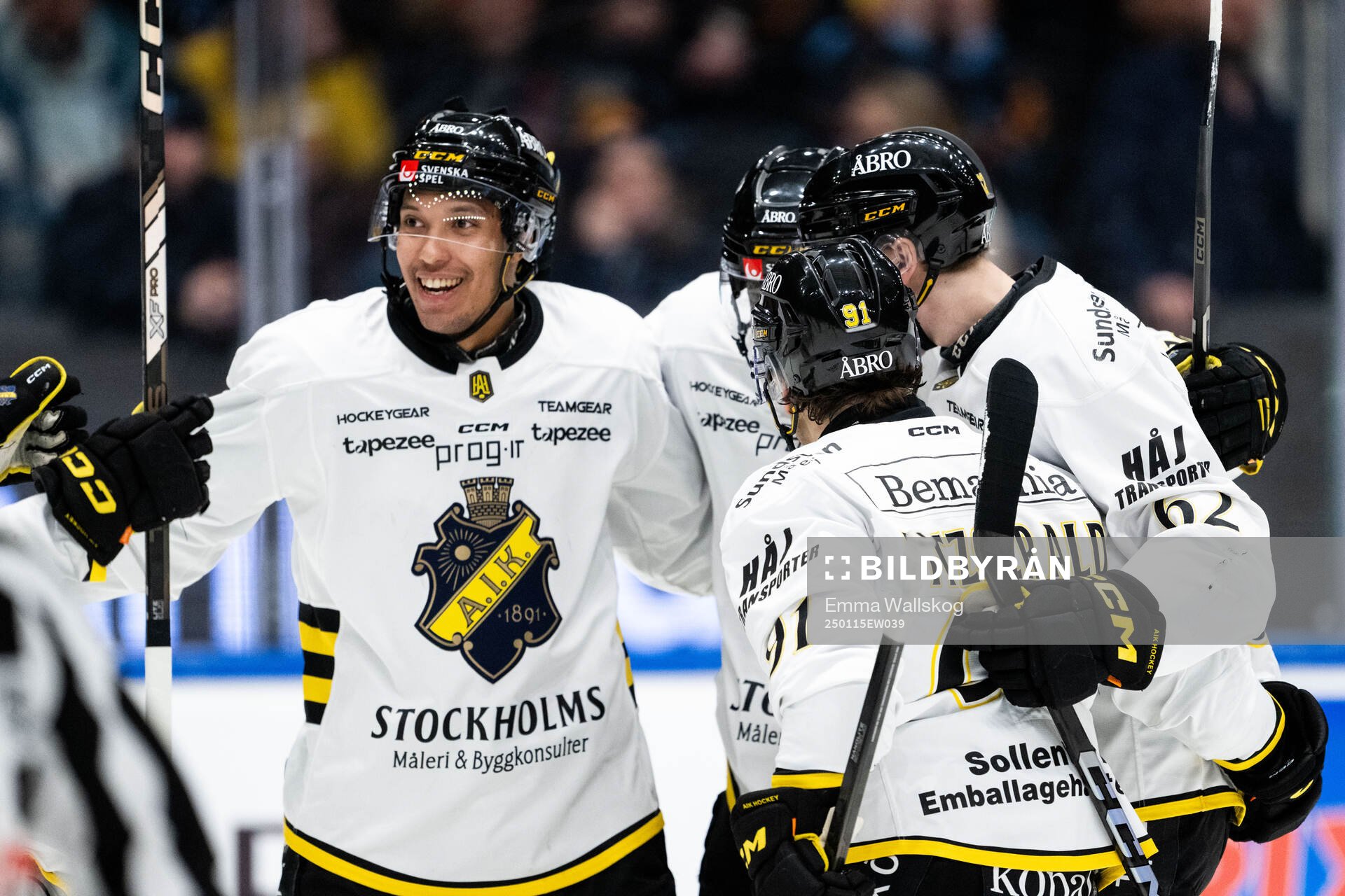 AIKs Daniel Muzito Bagenda jublar med Oscar Nord, Gerry