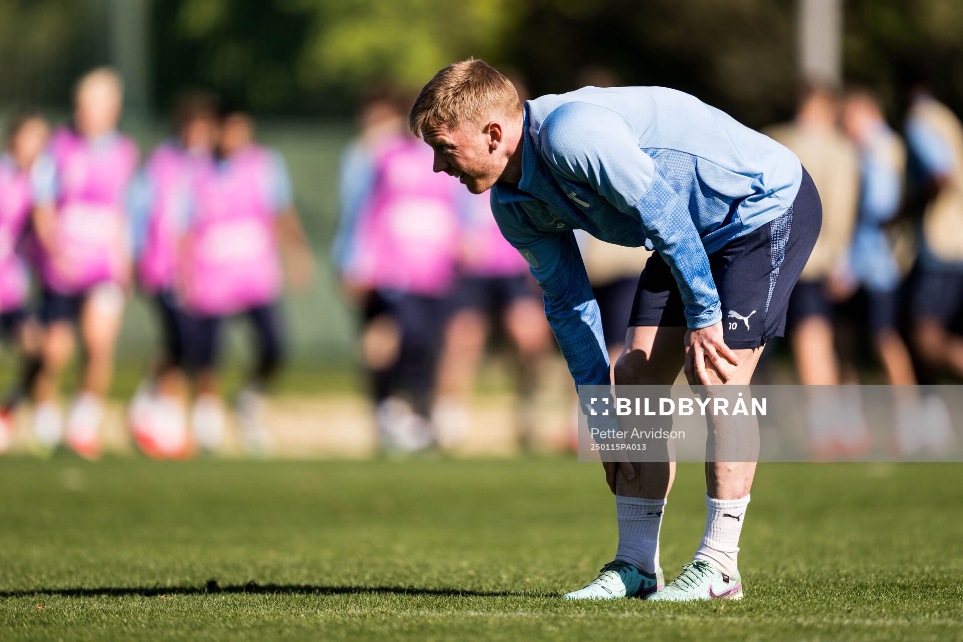 Malmö FFs Anders Christiansen tar sig för sitt ben
