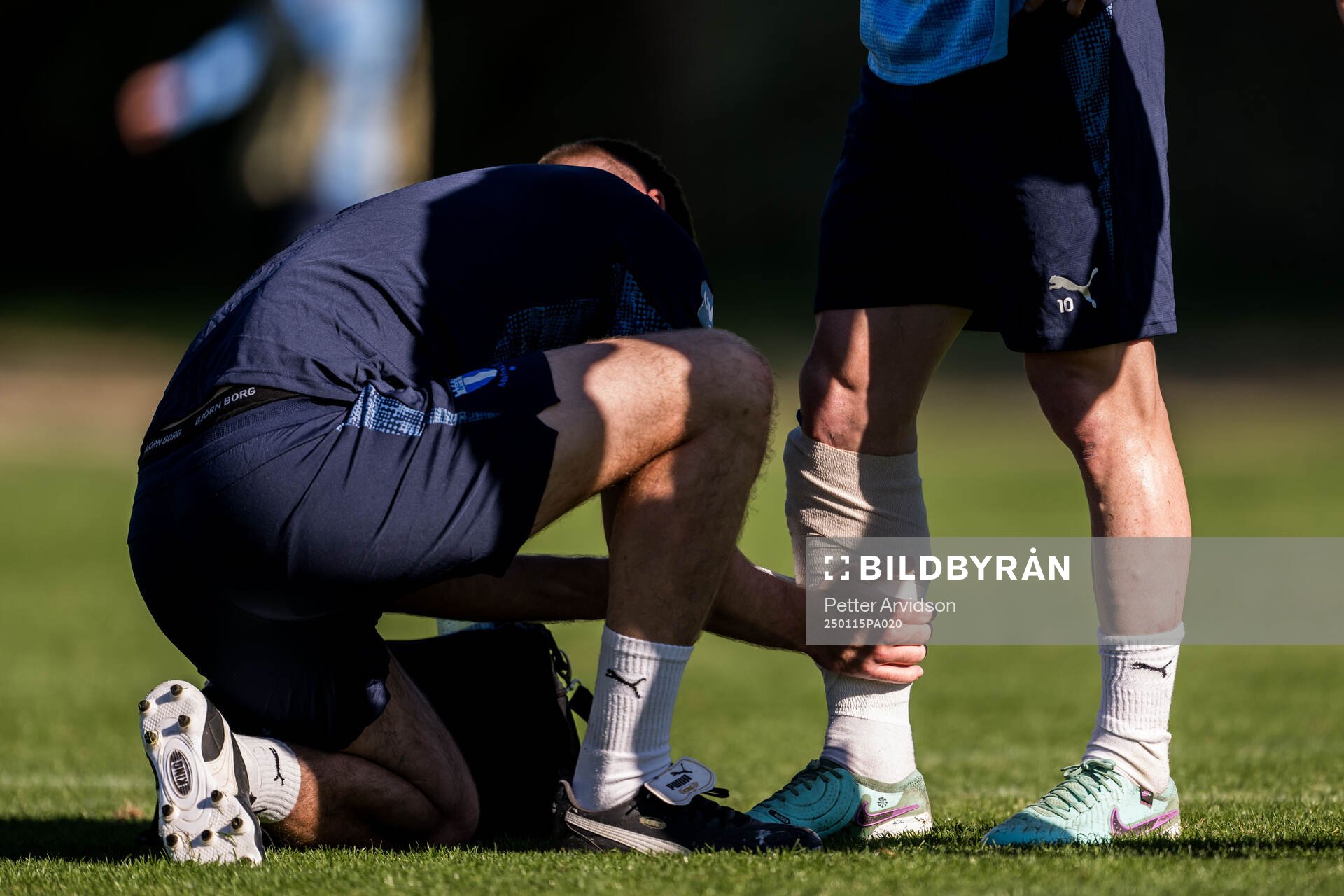 Malmö FFs Anders Christiansen får sitt ben lindat