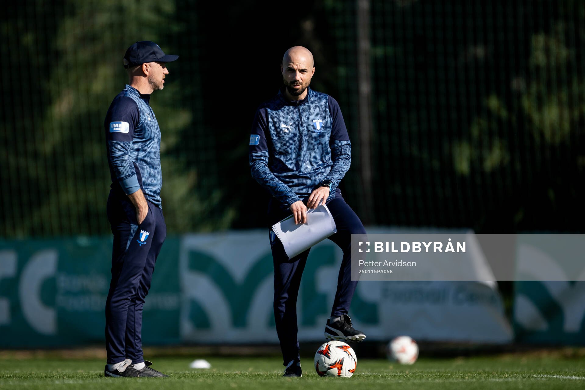 Tränare Henrik Rydström och assisterande tränare Julián Marin Bazalo under en fotbollsträning med Malmö FF den 15 januari 2025 i Puerto Banus.