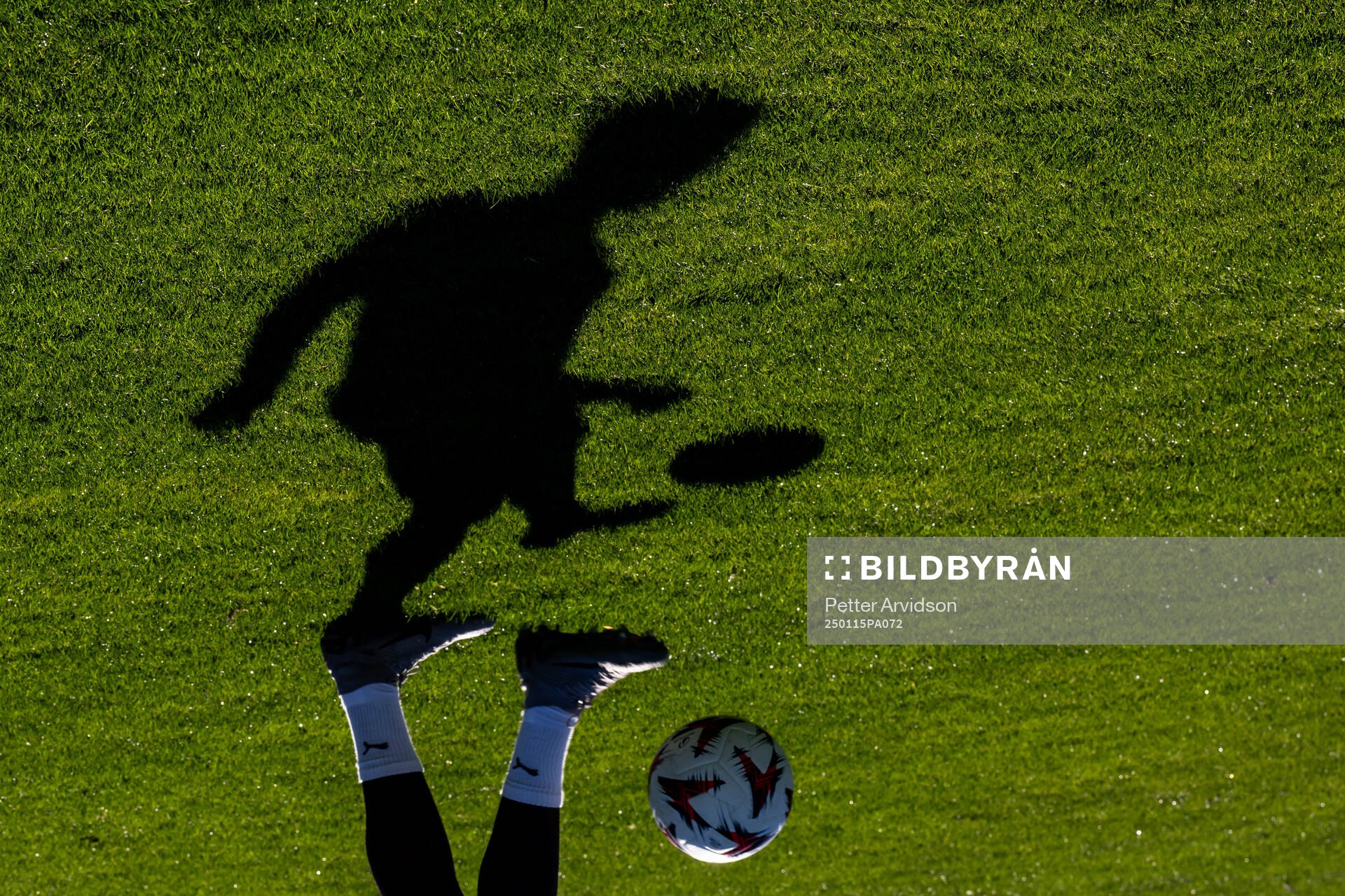 En skugga av en fotbollsspelare