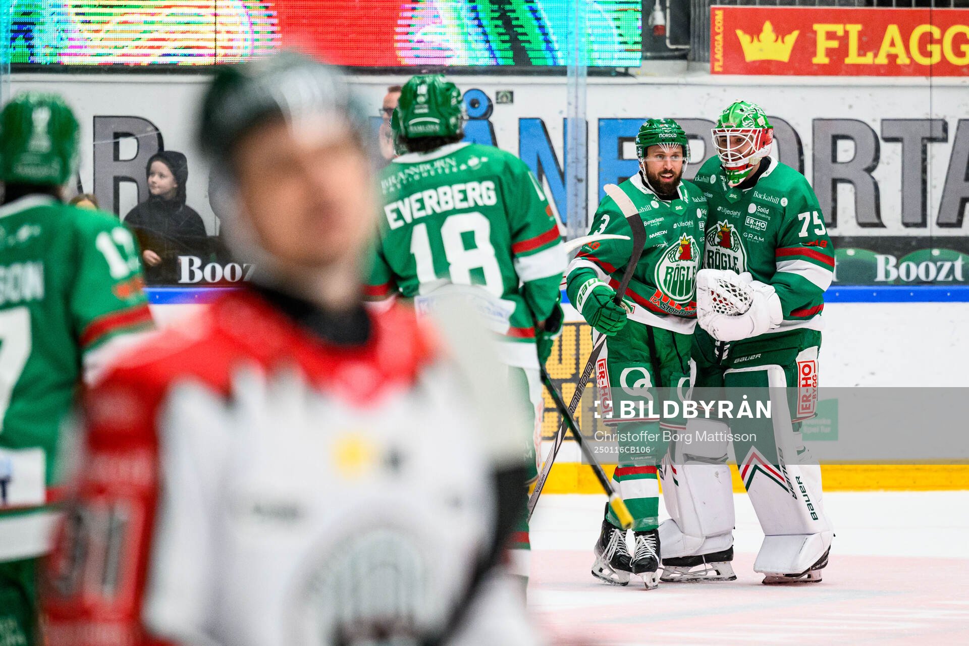 Rögles Michael Kapla och målvakt Arvid Holm jublar