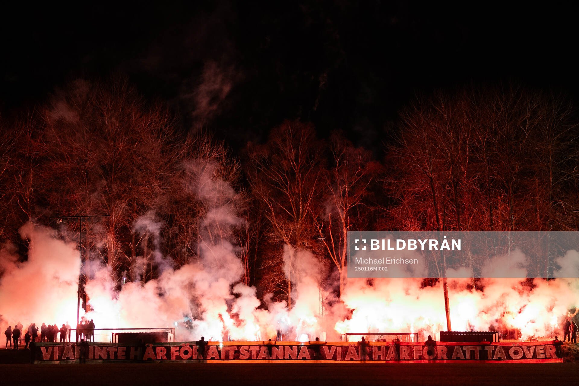 GAIS supportrar med en banderoll