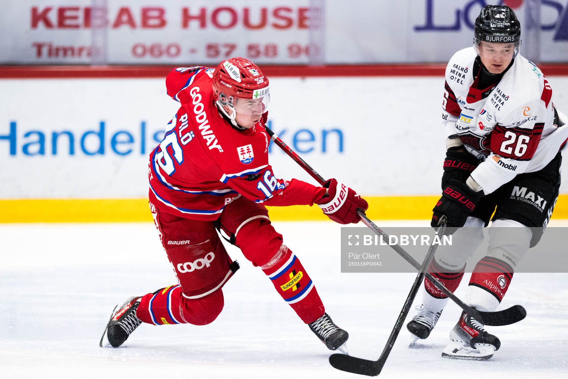 Timrås Lukas Pilö och Malmö Redhawks Teemu Kivihalme
