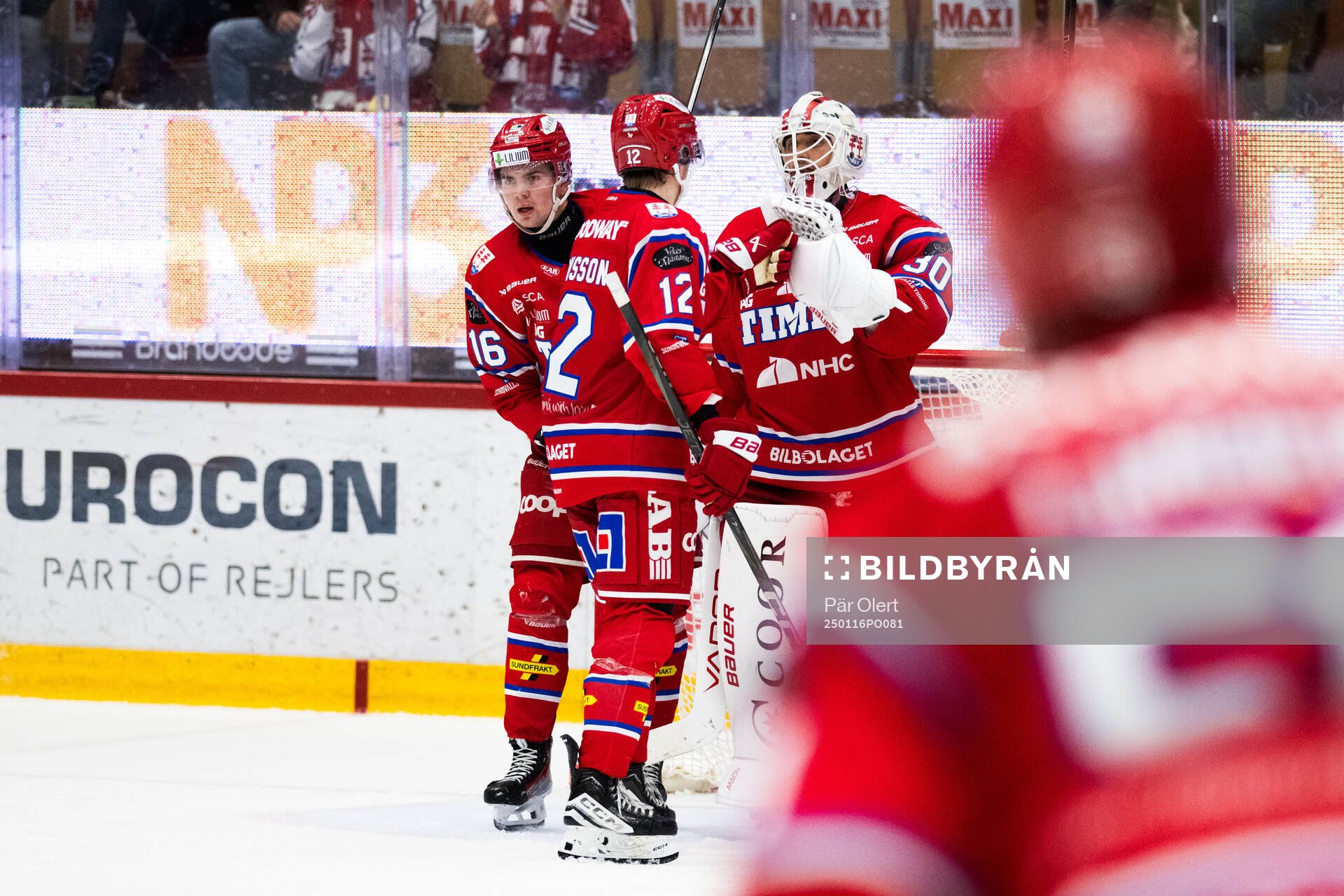 Timrås målvakt Jacob Johansson och Linus Eriksson jublar