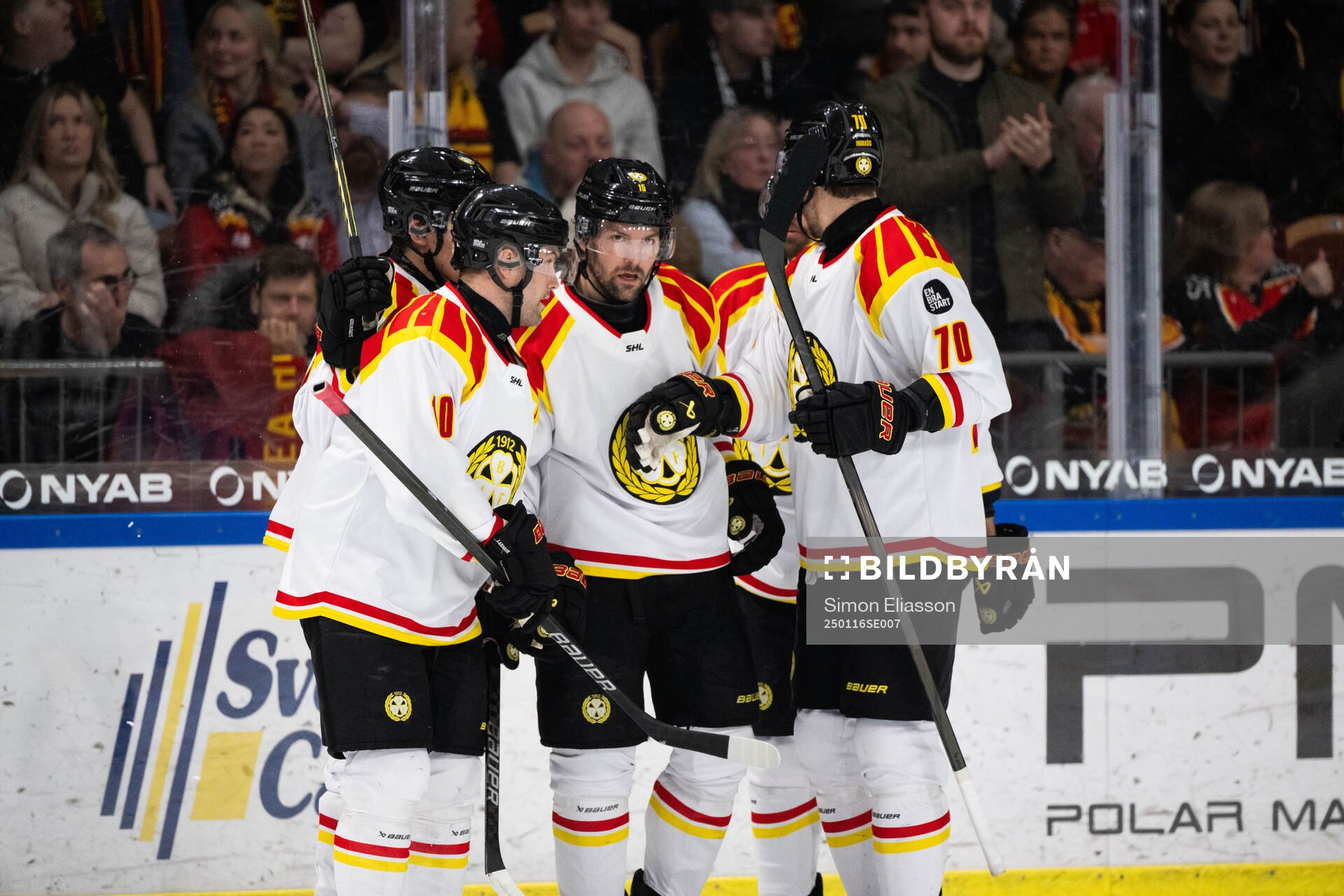 Brynäs Simon Bertilsson jublar med lagkamrater