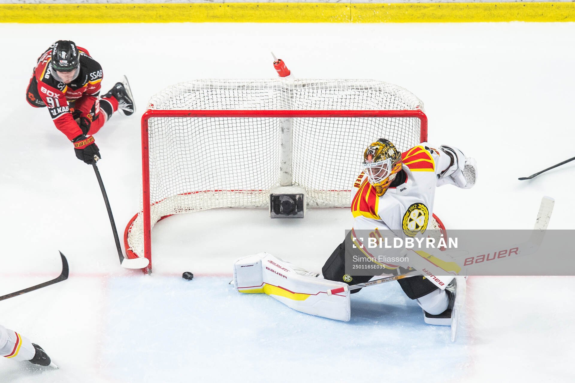 Luleås Brian O'neil gör 1-2 bakom Brynäs målvakt Erik