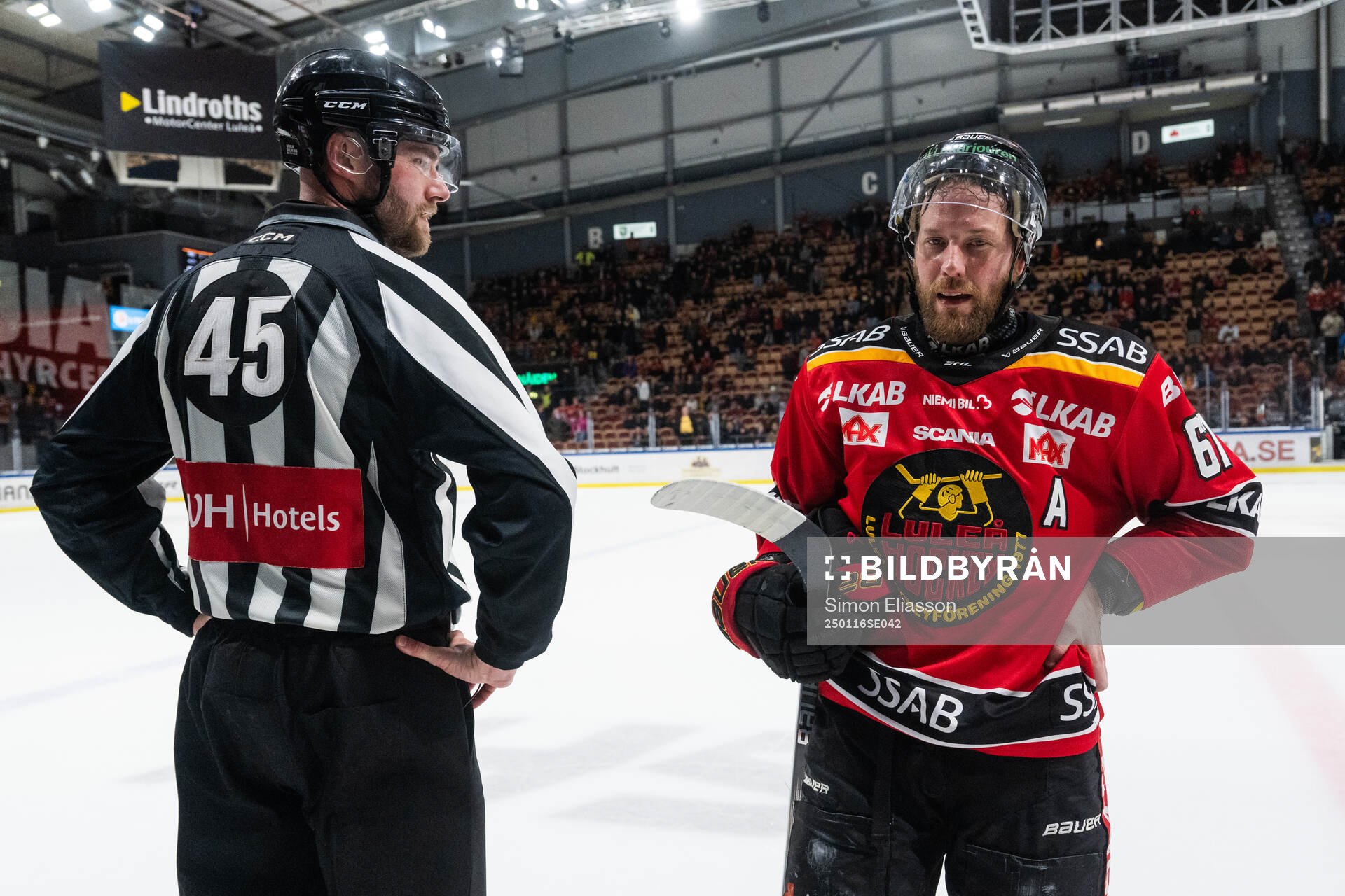 Linjedomare Andréas Svensson och Luleås Linus Omark