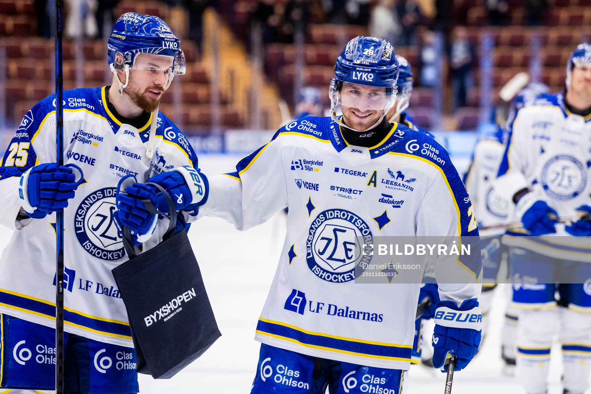 Leksands Lucas Elvenes och Justin Glenn Kloos jublar