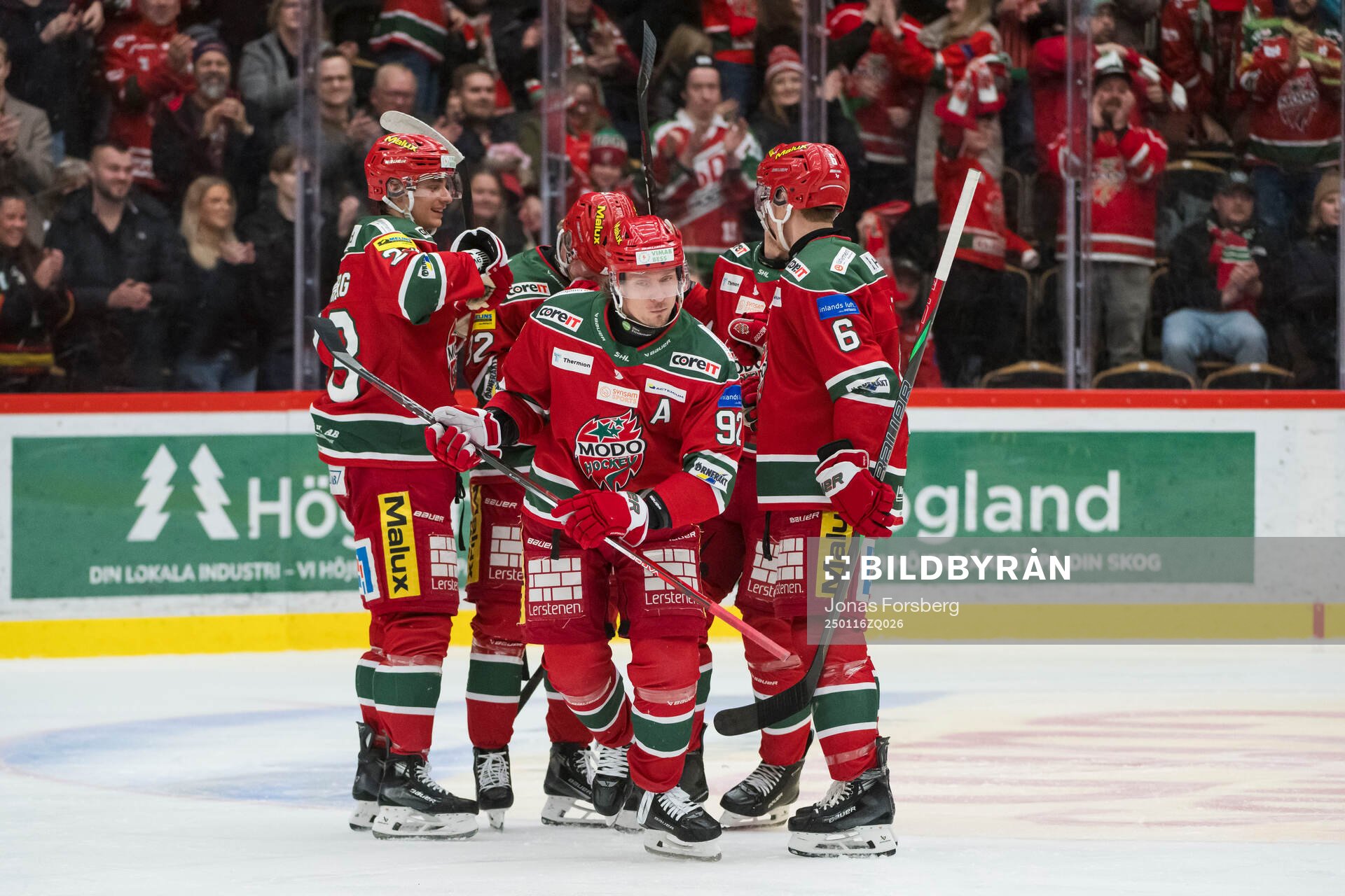 Modos Jesper Olofsson jublar