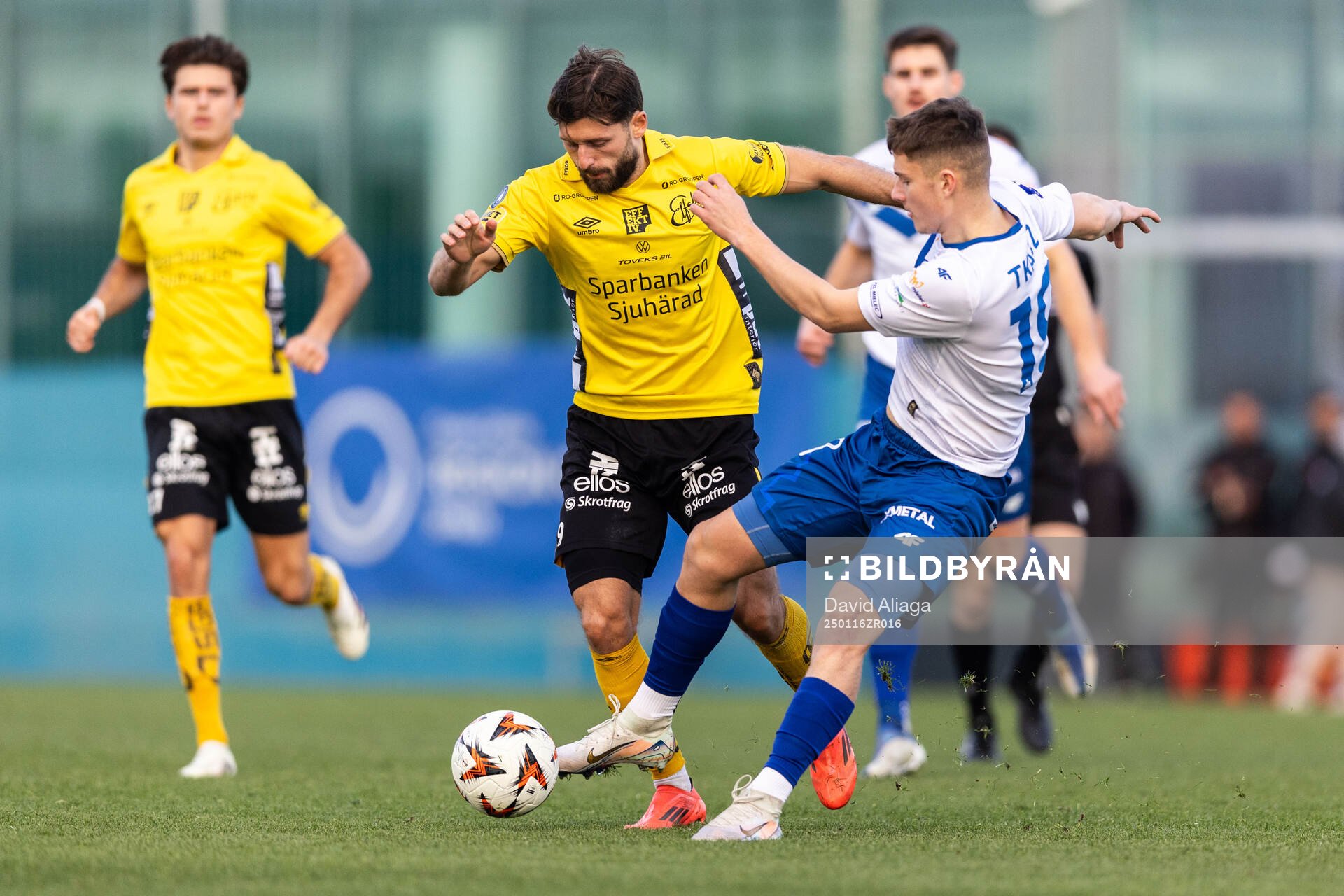 Arber Zeneli of Elfsborg and David Tkacz of FKS Stal Mielec
