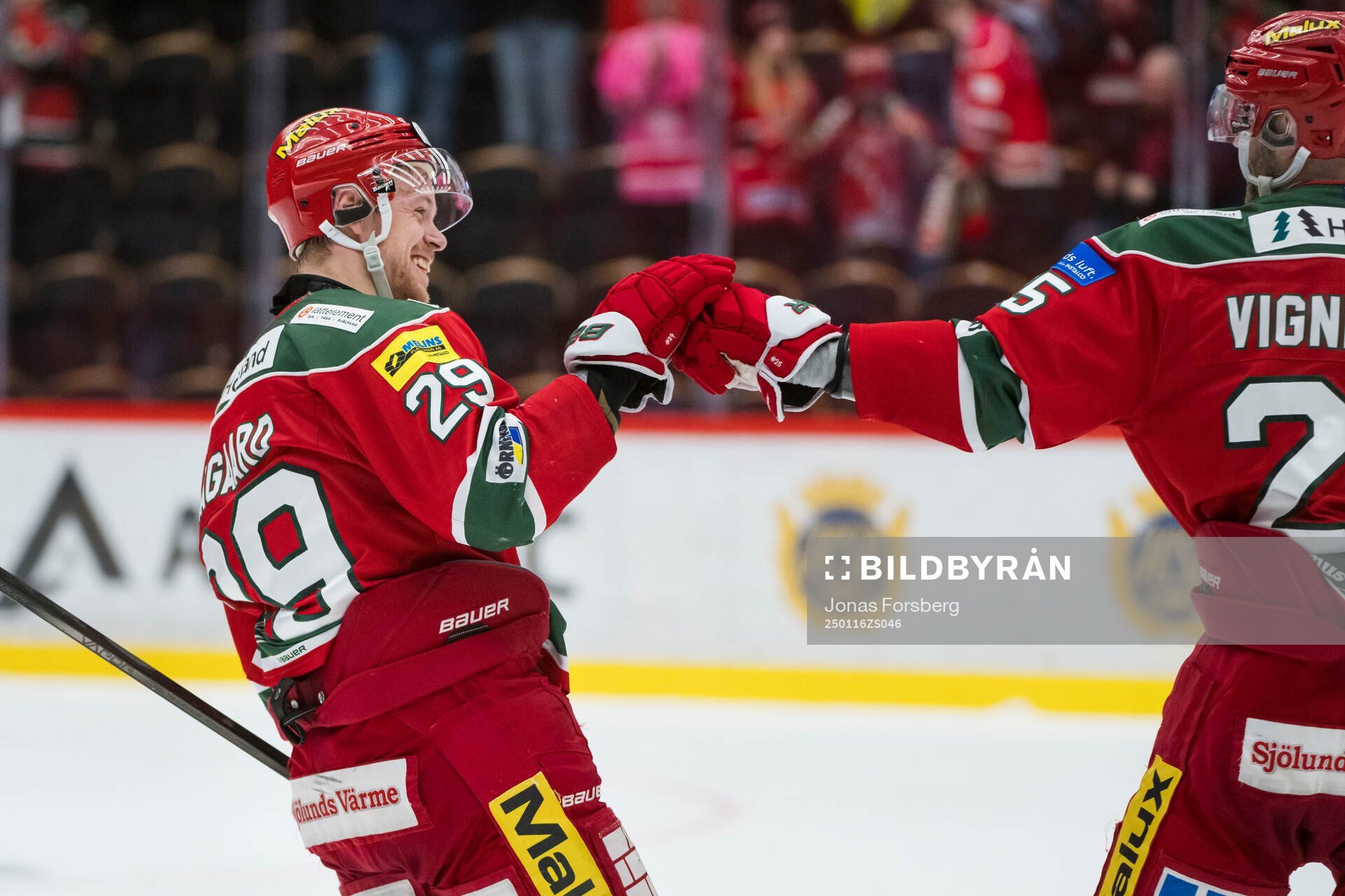 Modos Mikkel Aagaard jublar med Sam Vigneault