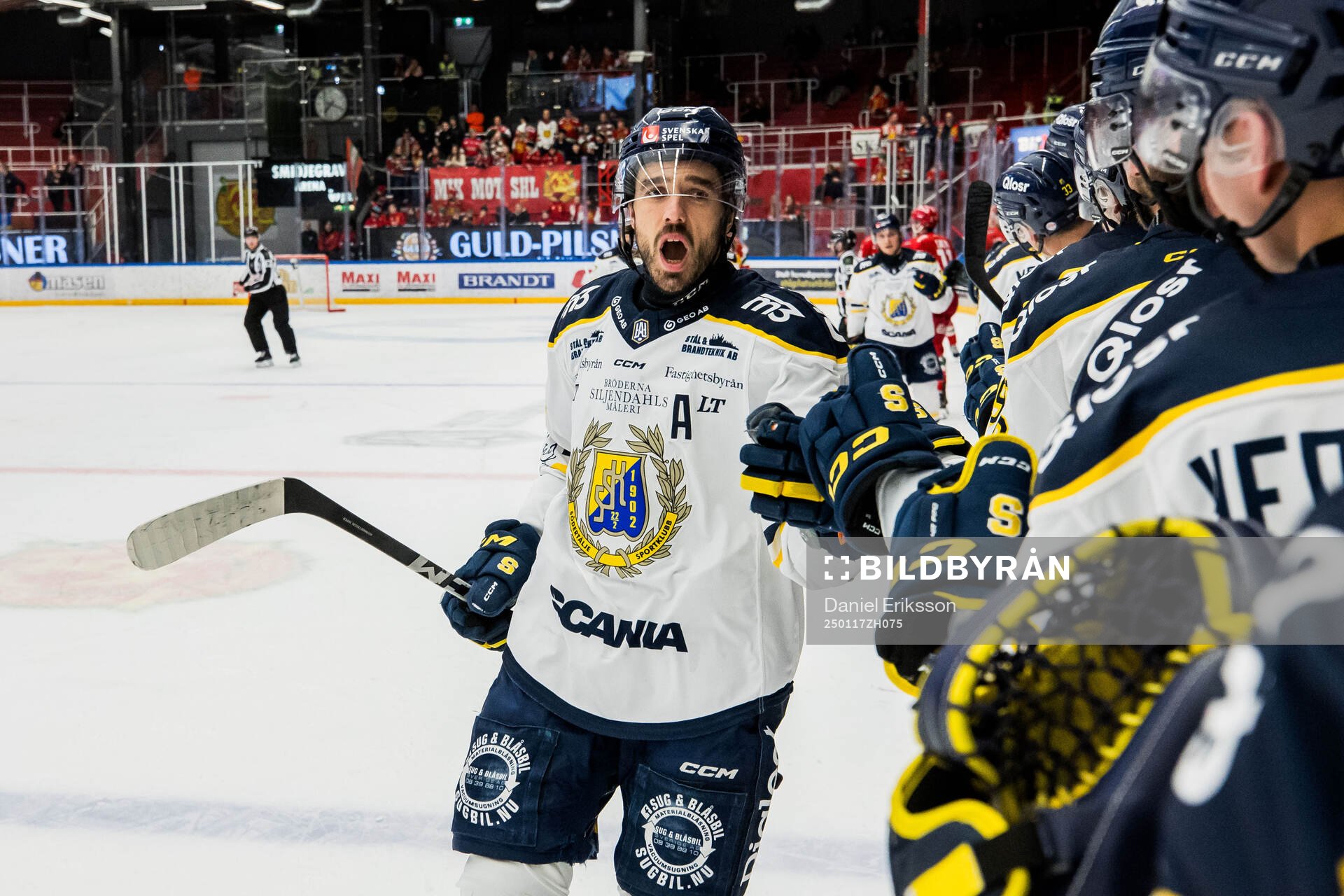 Södertäljes Jacob Dahlström jublar 0-1