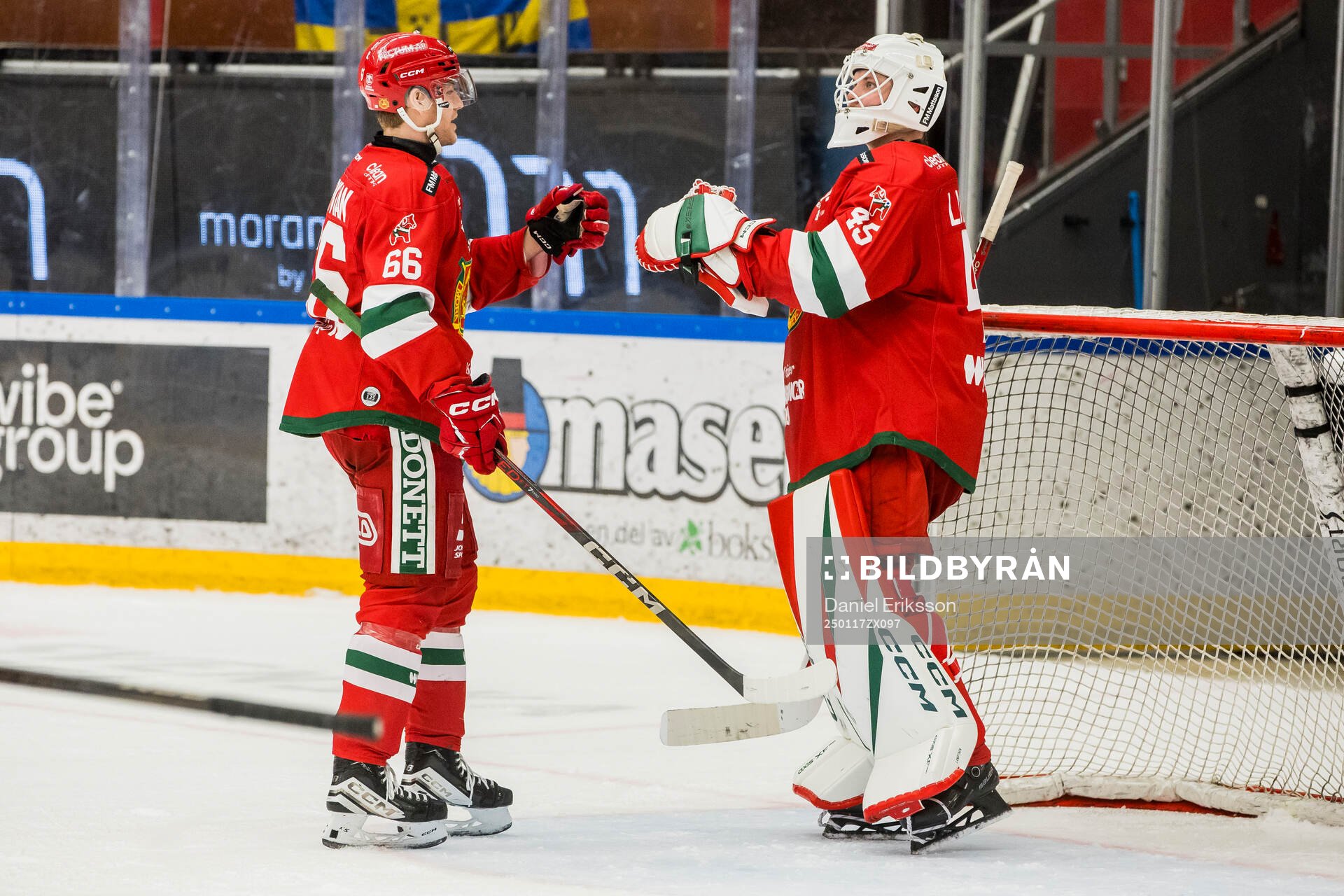 Moras Ludvig Markman och Moras målvakt Jani Lampinen jublar