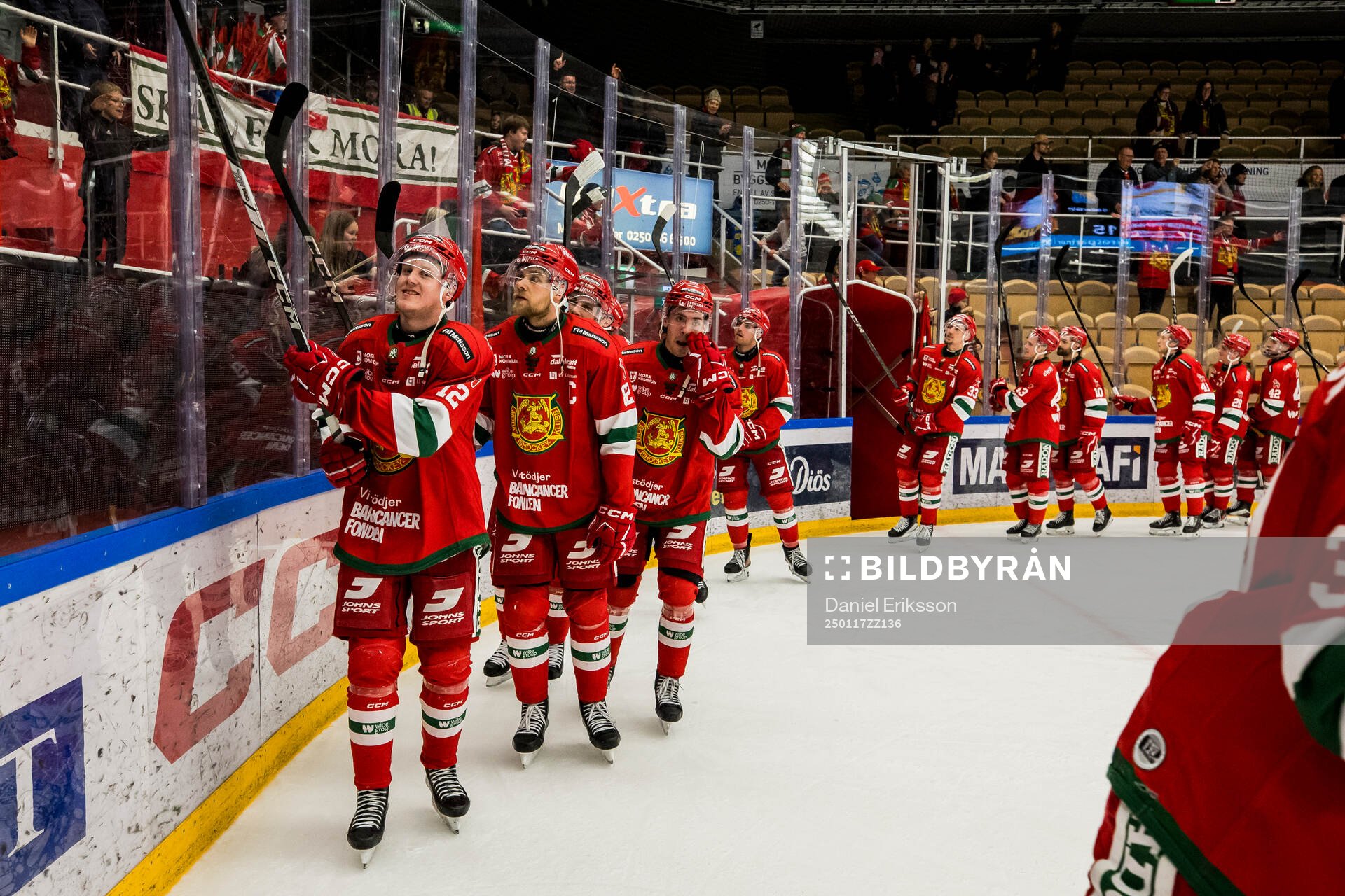 Moras spelarna jublar