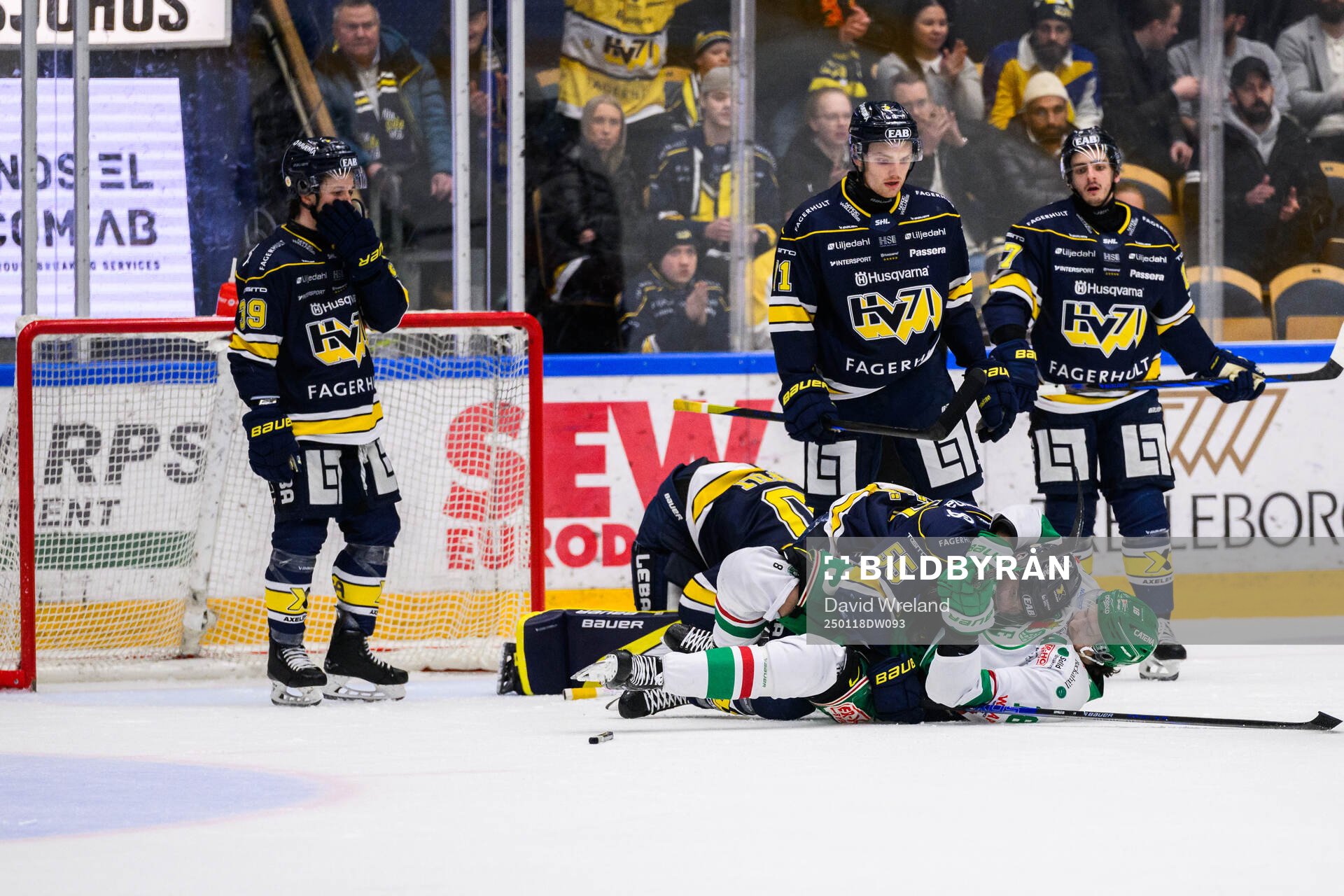HV71s Mikael Seppälä och Rögles Dennis Everberg