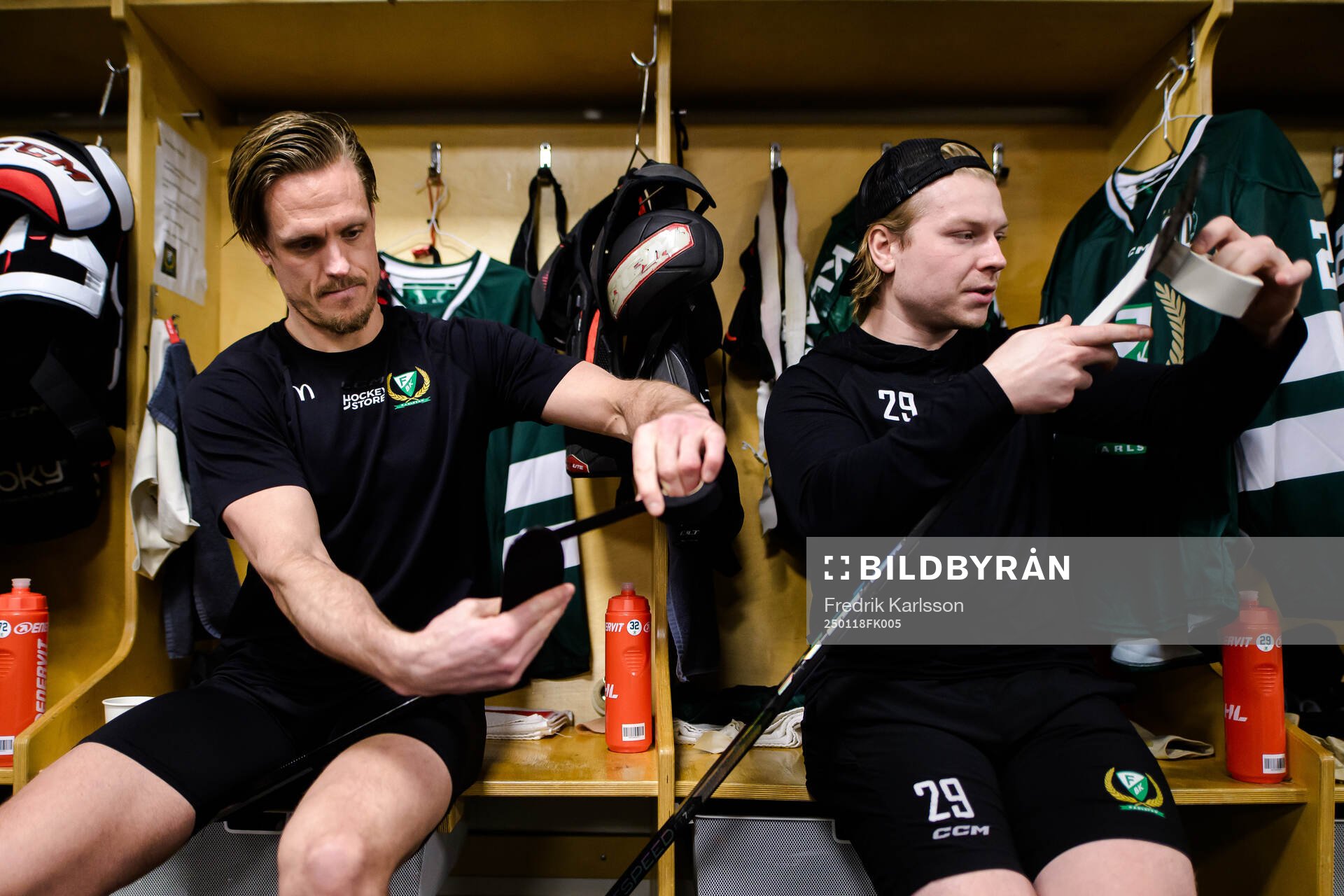 Färjestads Magnus Nygren och Oskar Steen tejpar klubbor