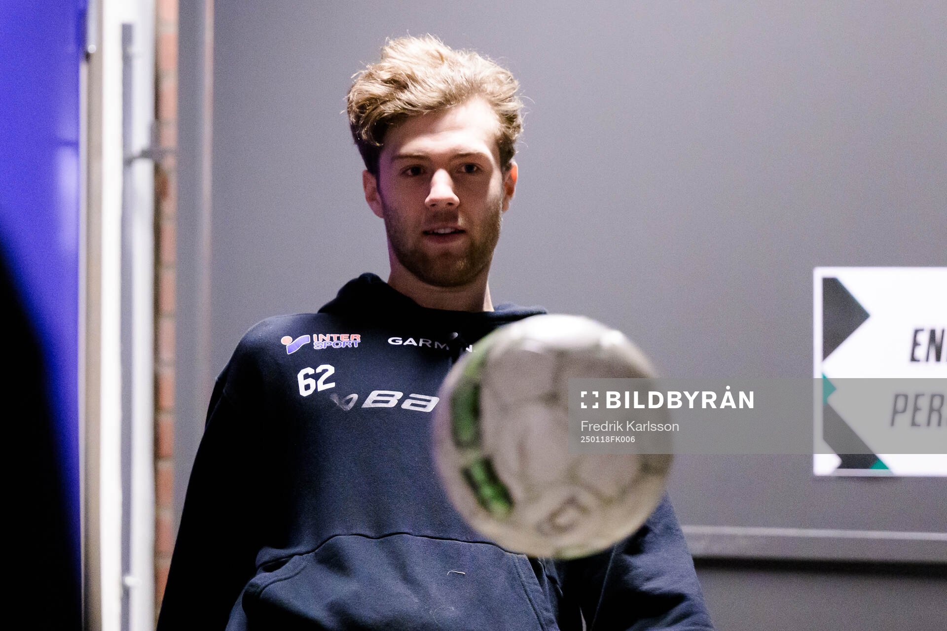 Frölundas Wiktor Nilsson värmer upp