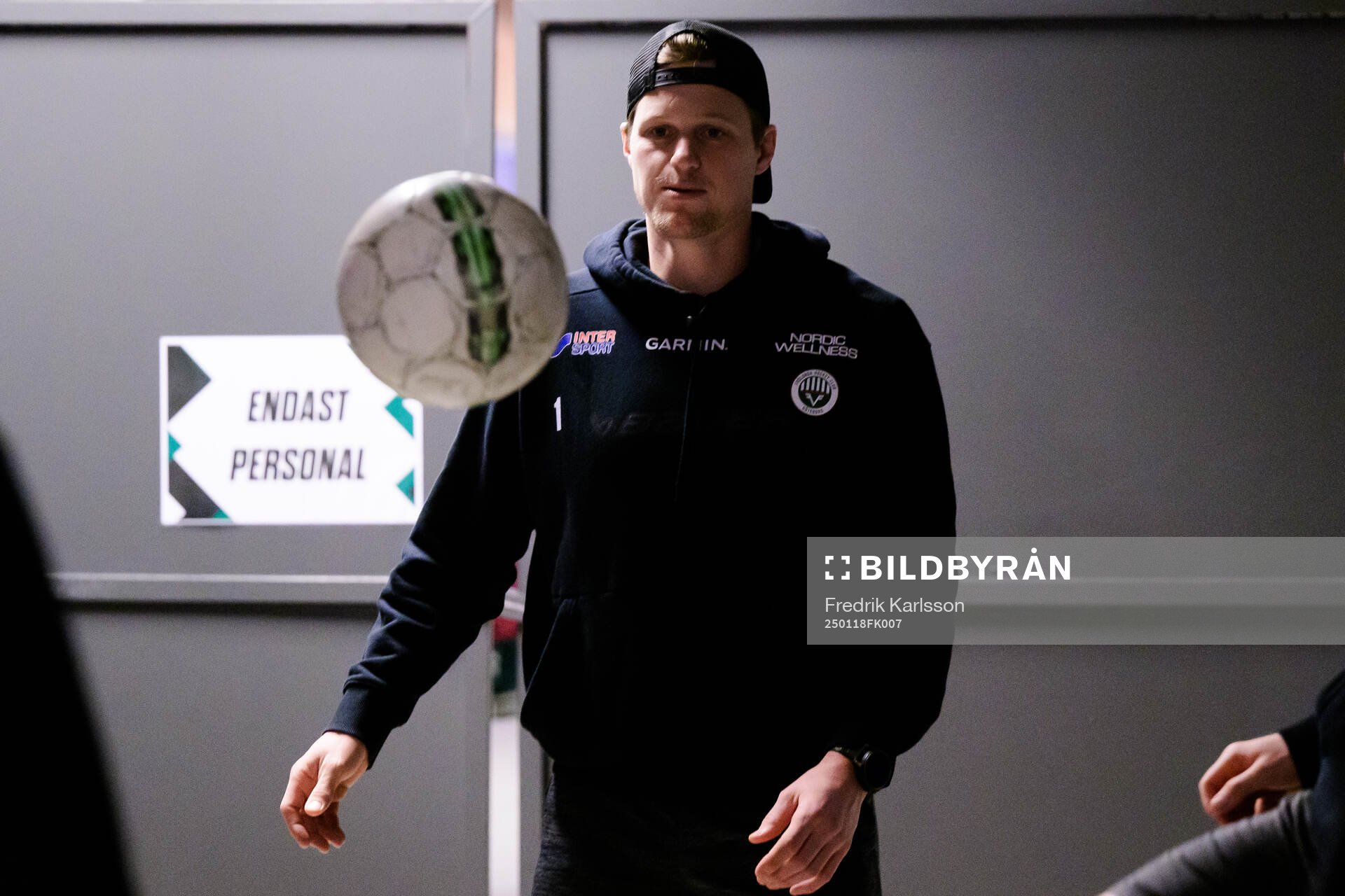 Frölundas målvakt Lars Johansson värmer upp