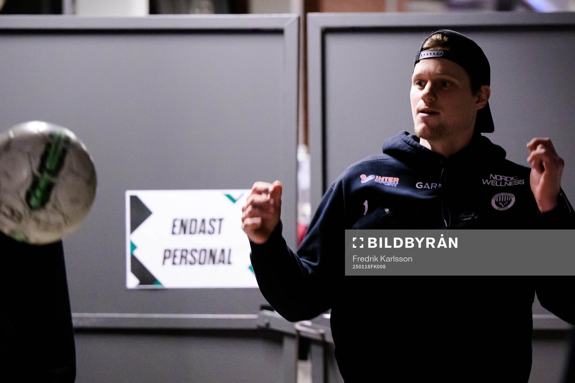 Frölundas målvakt Lars Johansson värmer upp