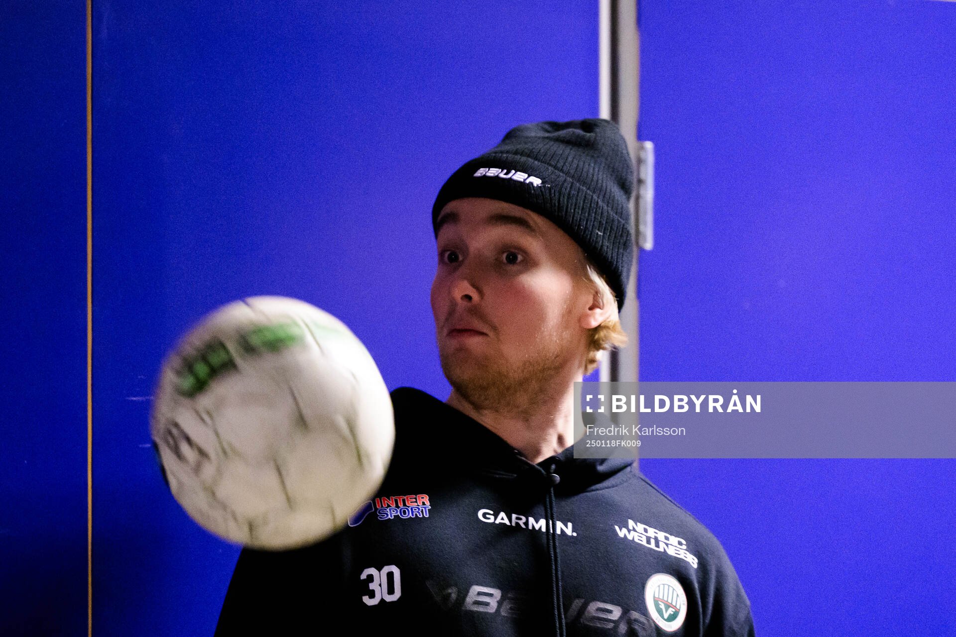 Frölundas målvakt Tobias Normann värmer upp
