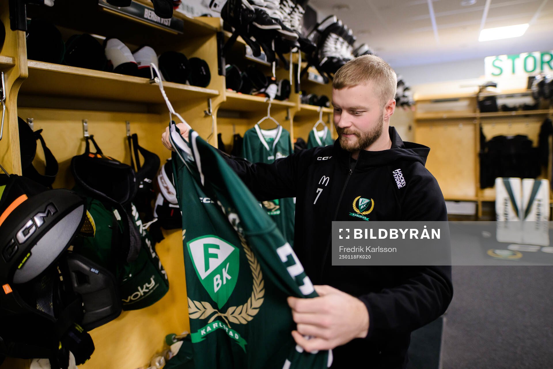 Färjestads Axel Bergkvist kollar in tröjan som han och