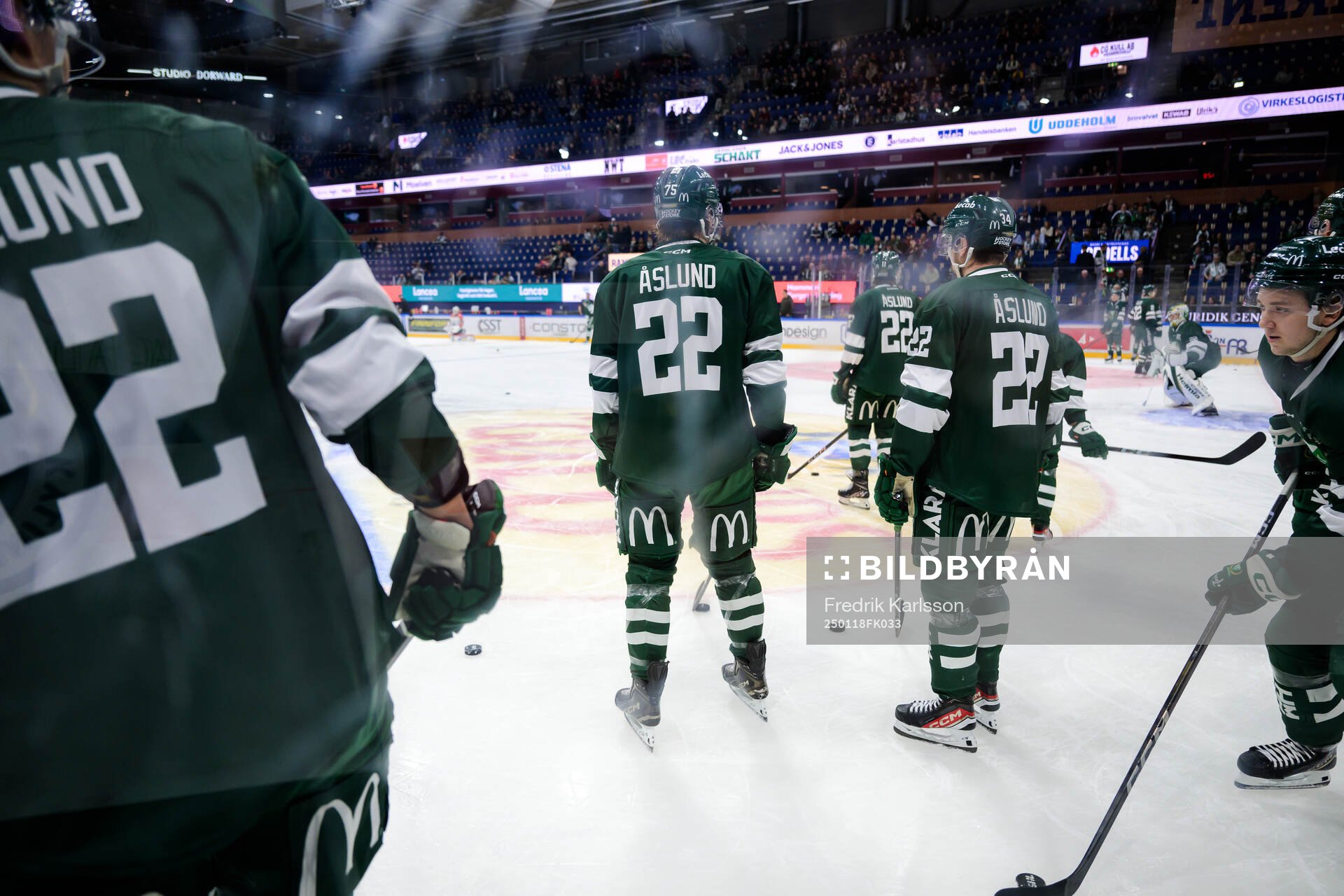 Färjestads spelare värmer upp med Färjestads Per