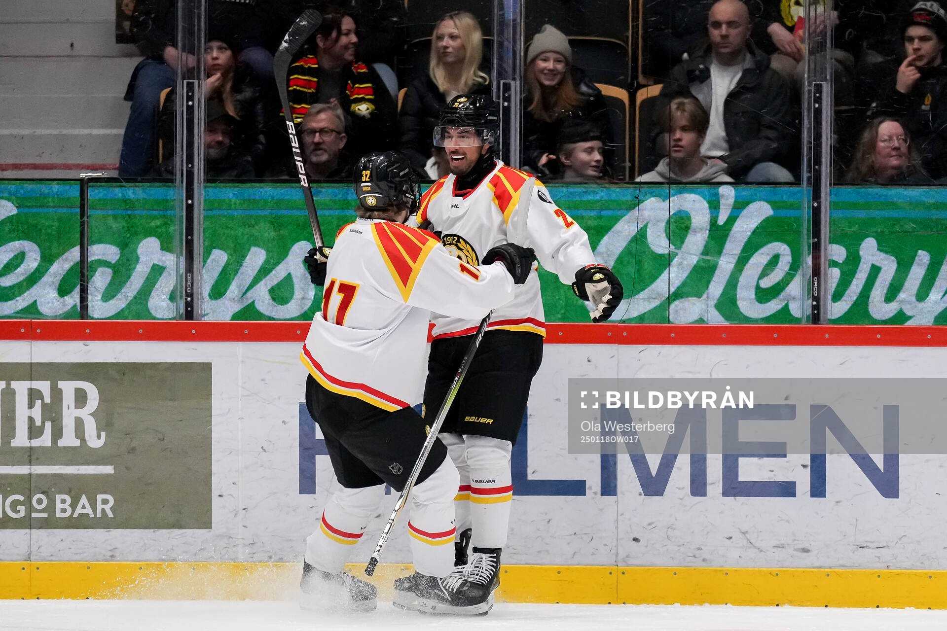 Brynäs målvakt Ludvig Persson och Tyler Vesel jublar
