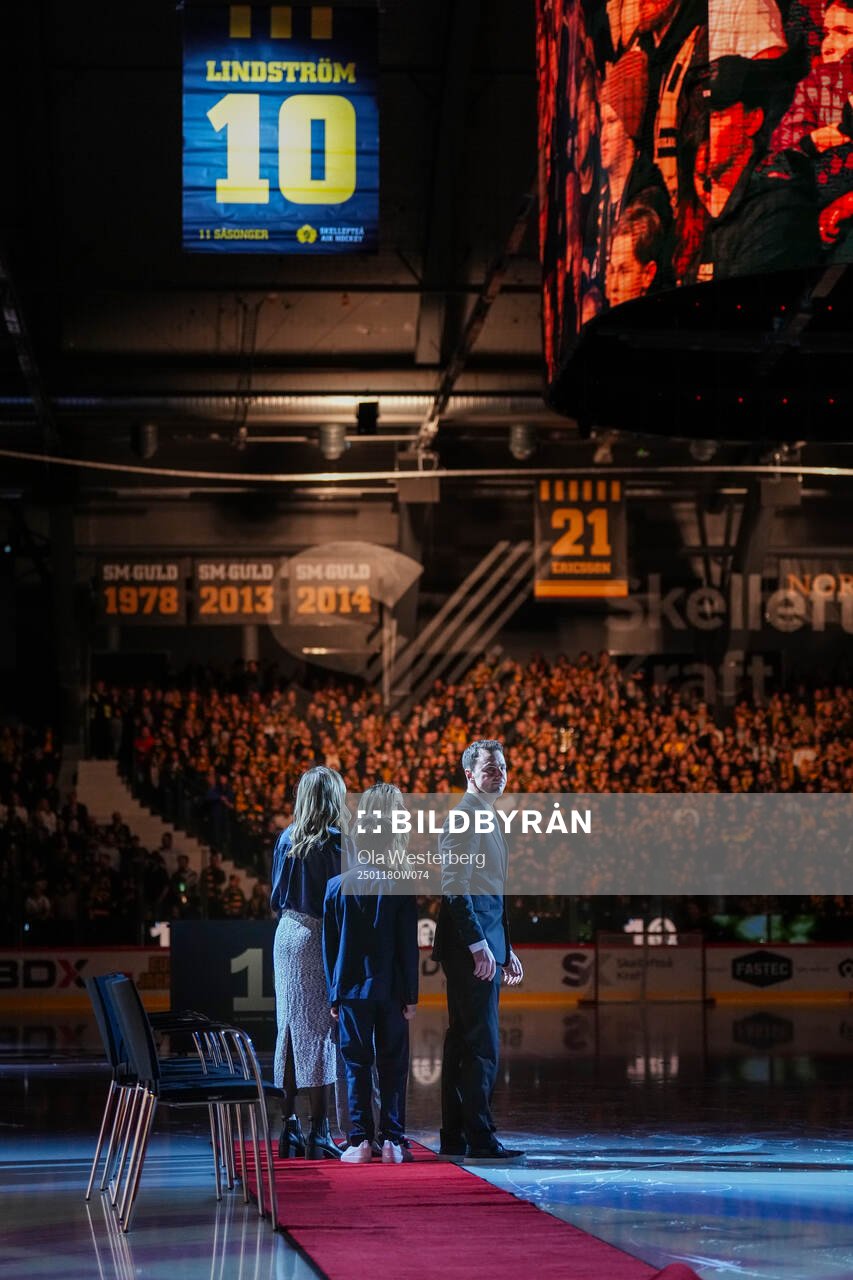 Skellefteås Joakim Lindström får tröjan hissad i taket