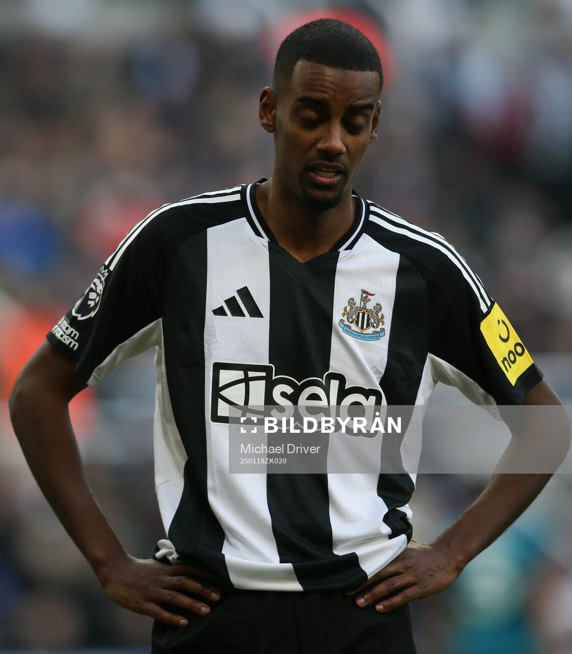 Alexander Isak of Newcastle United looks dejected