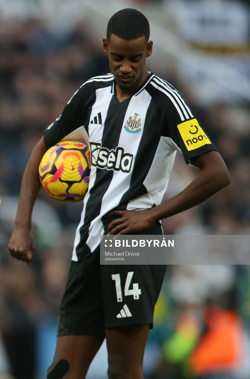 Alexander Isak of Newcastle United looks dejected