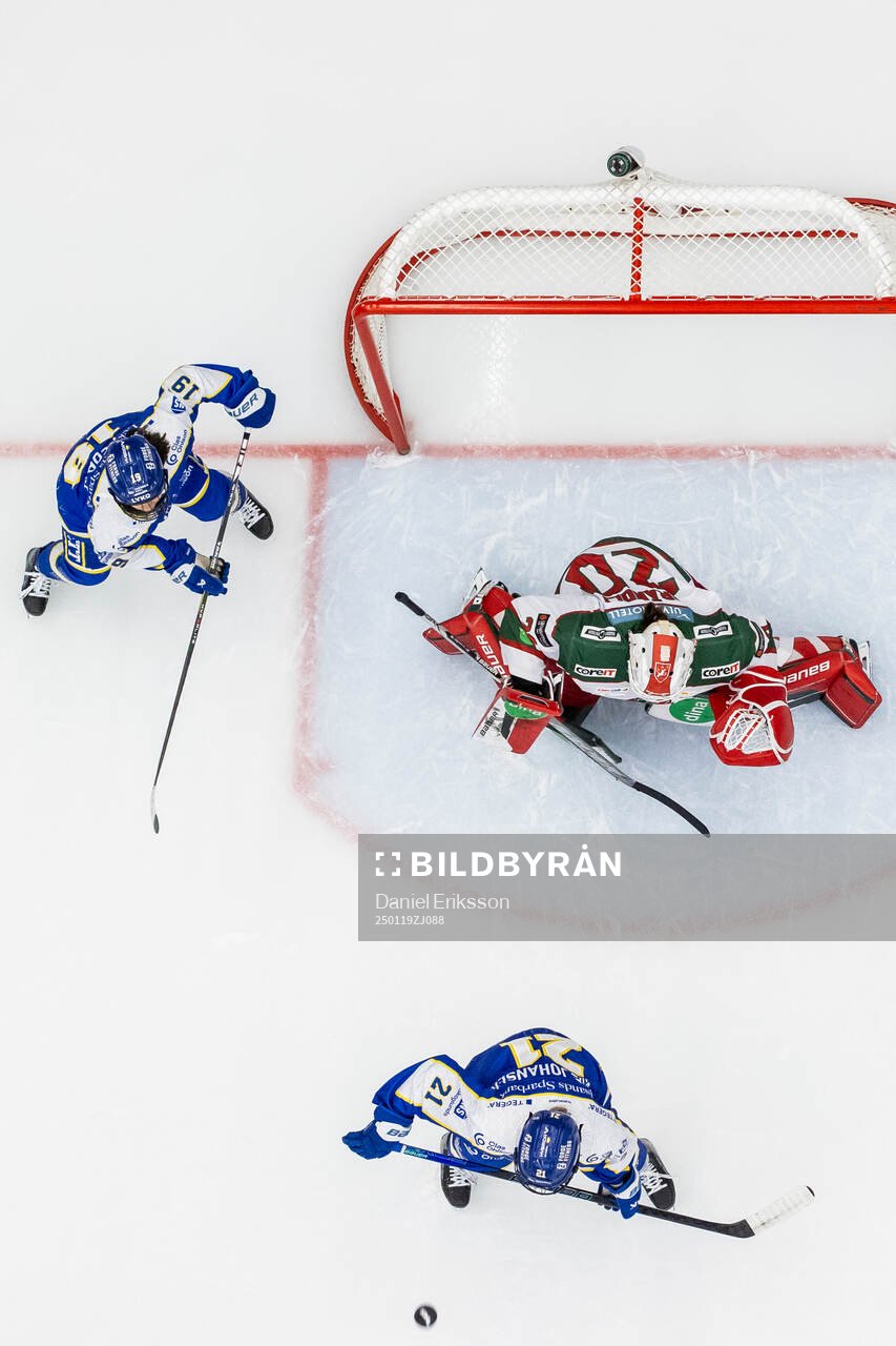 Leksands Lillian George  och Modos målvakt Andrea Brändli