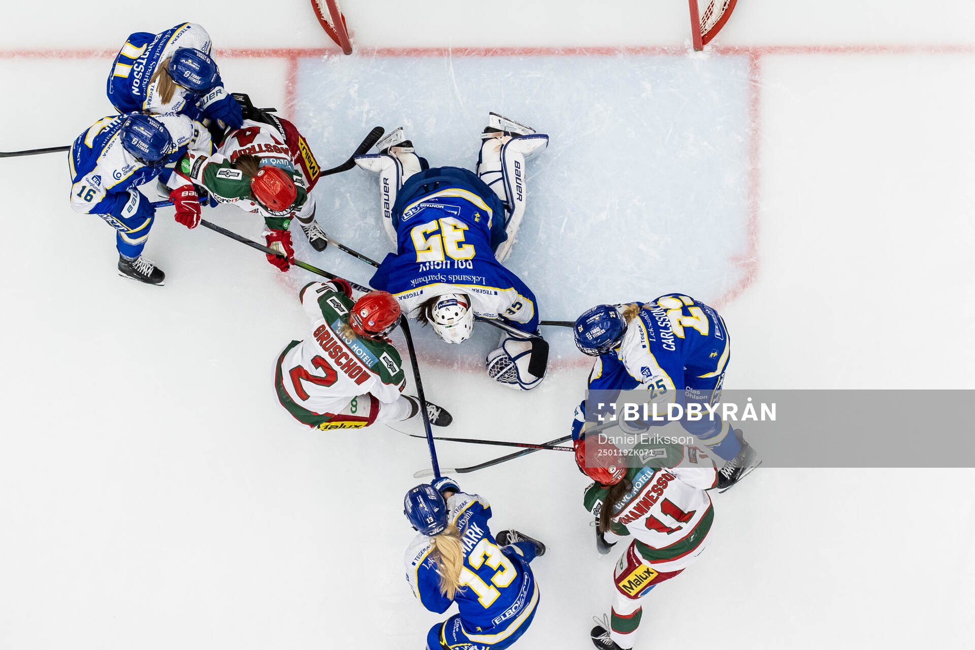 Leksands målvakt Emma Polusny och Modos Alexa Gruschow och