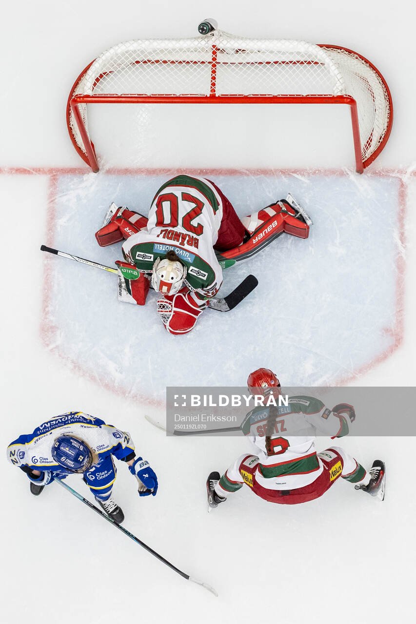 Leksands Agata Sarnovska och Modos målvakt Andrea Brändli