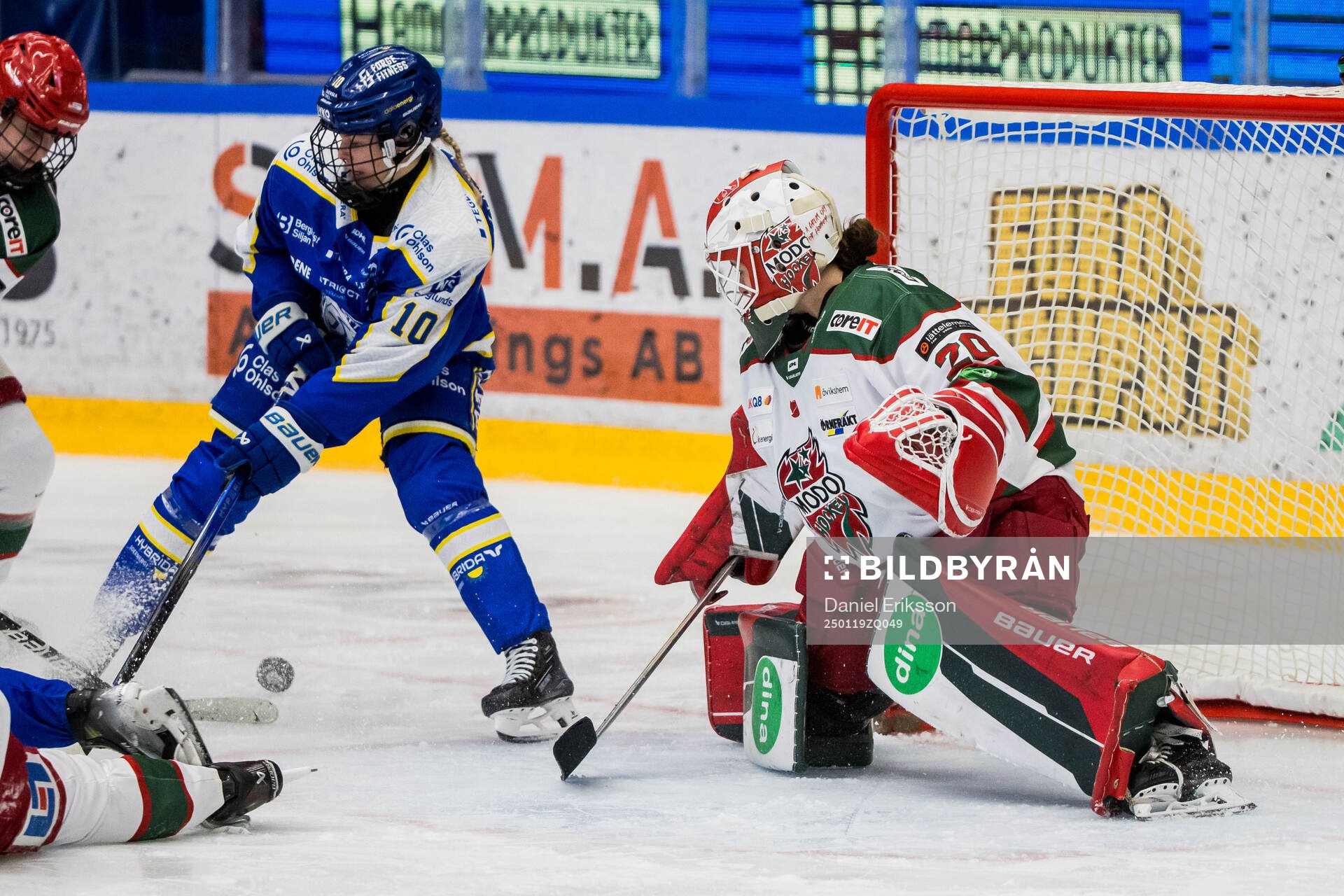 Leksands Kiira Yrjänen och Modos målvakt Andrea Brändli