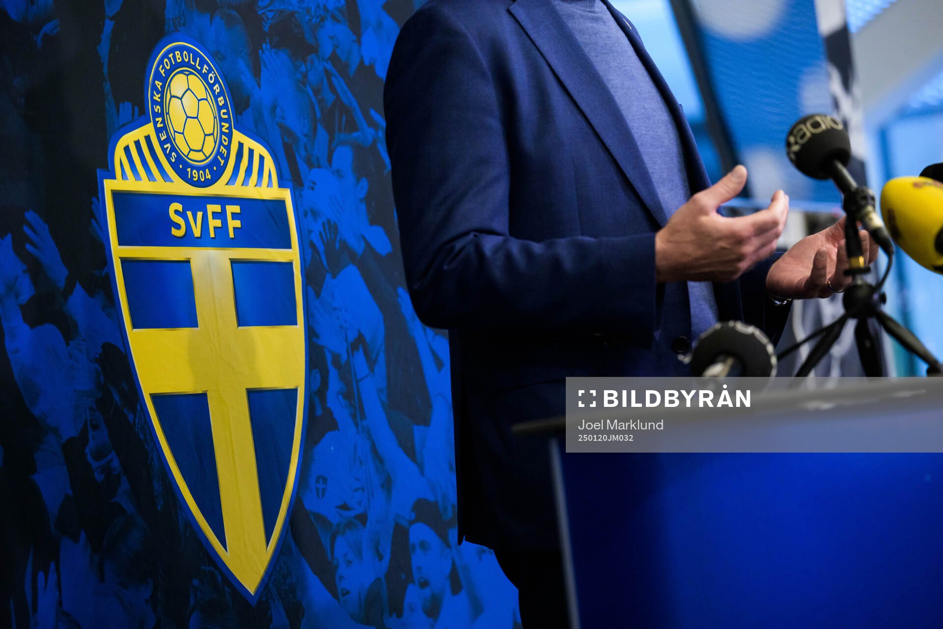 The logo of the Swedish Football Association behind Fredrik