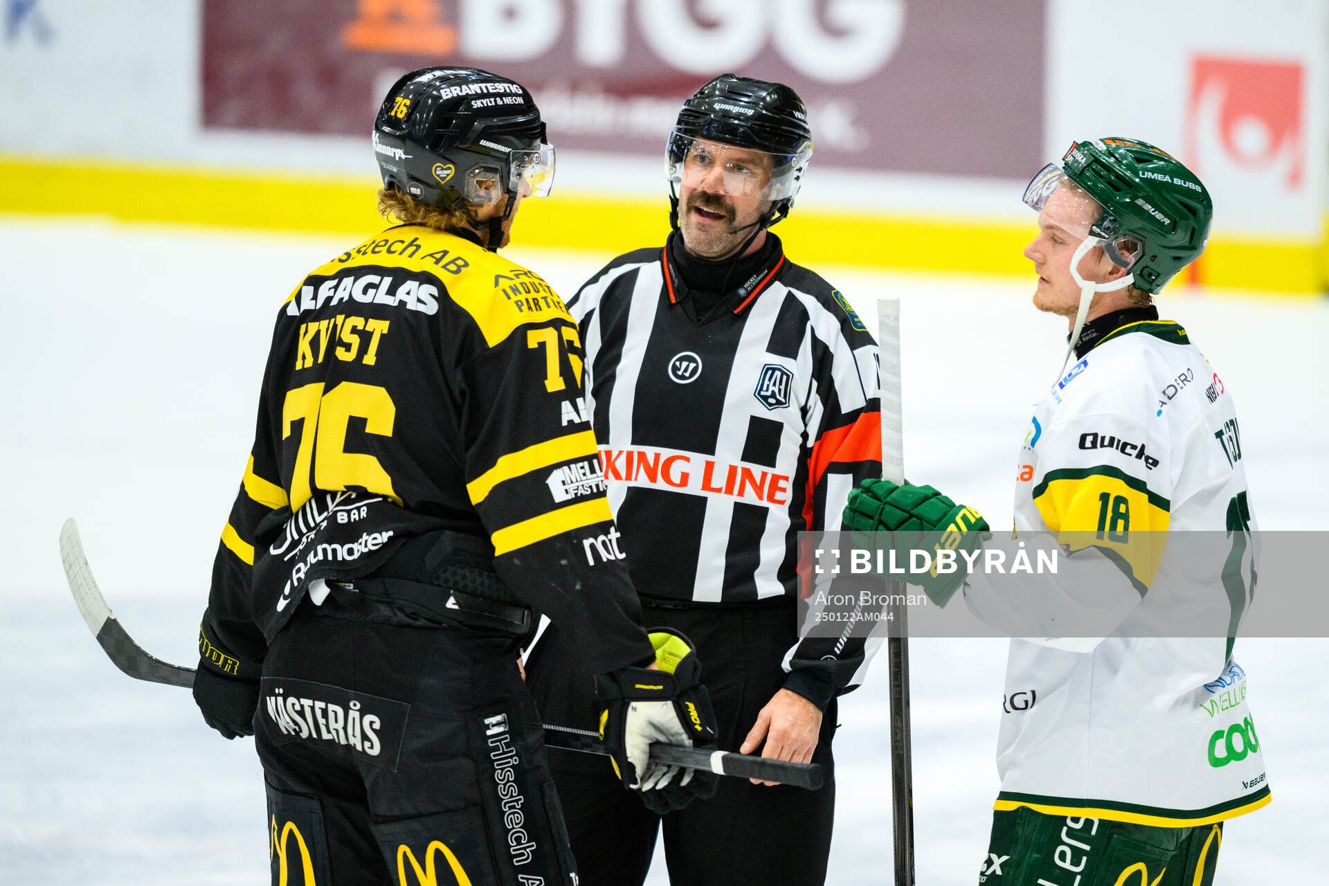 Domare Daniel Wessner i samtal med Västerås Oskar Kvist