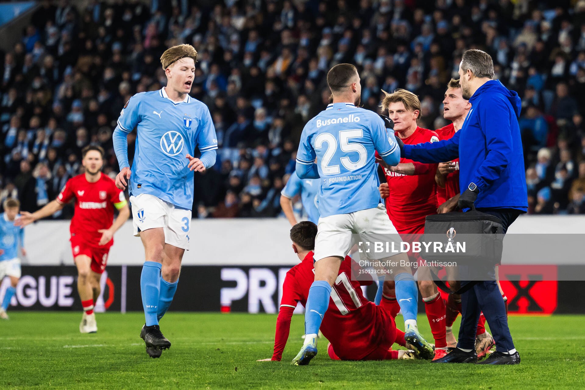 Gabriel Busanello of Malmö FF against Daan Rots and Sem