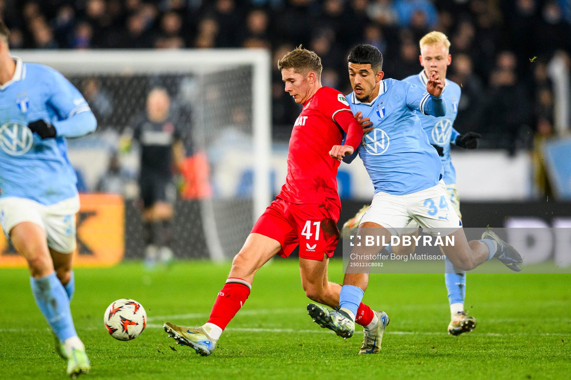 Gijs Besselink of Twente and Zakaria Loukili of Malmö FF